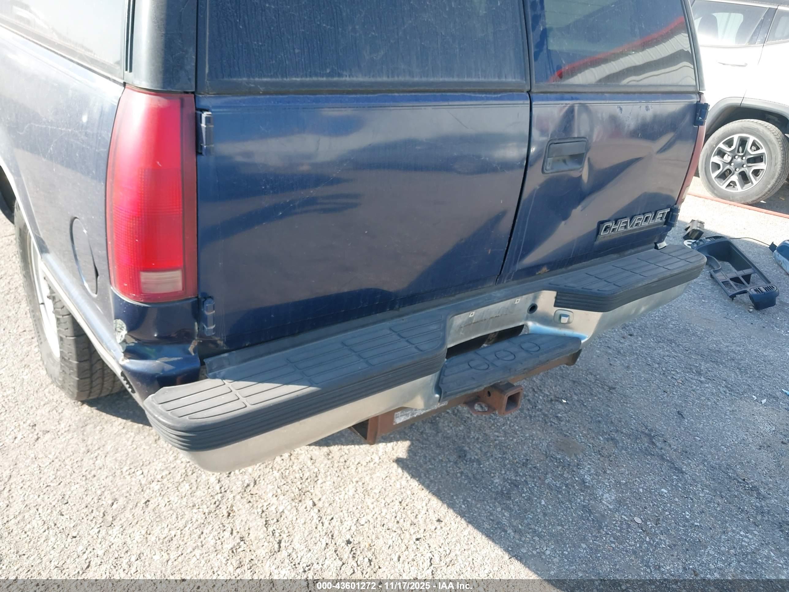 CHEVROLET SUBURBAN image 6