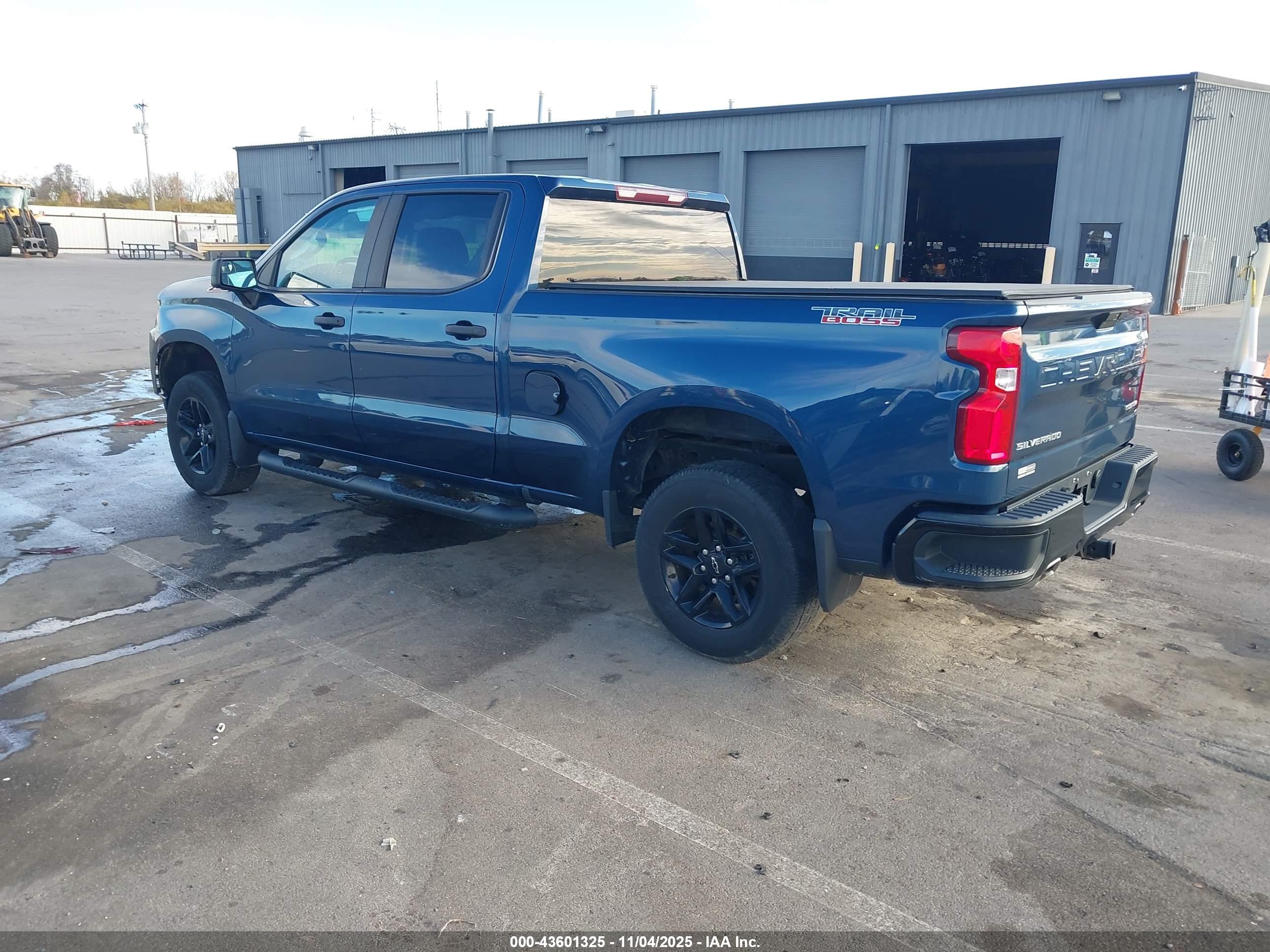 CHEVROLET SILVERADO image 3