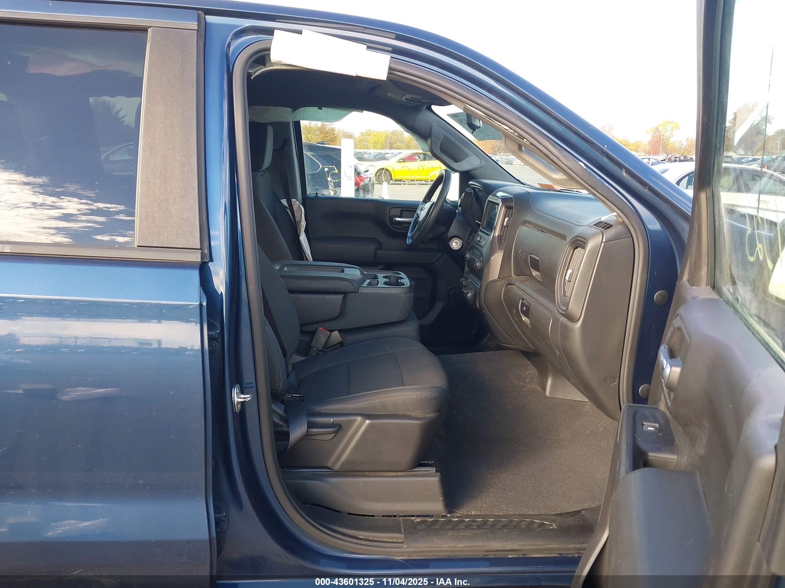CHEVROLET SILVERADO image 5