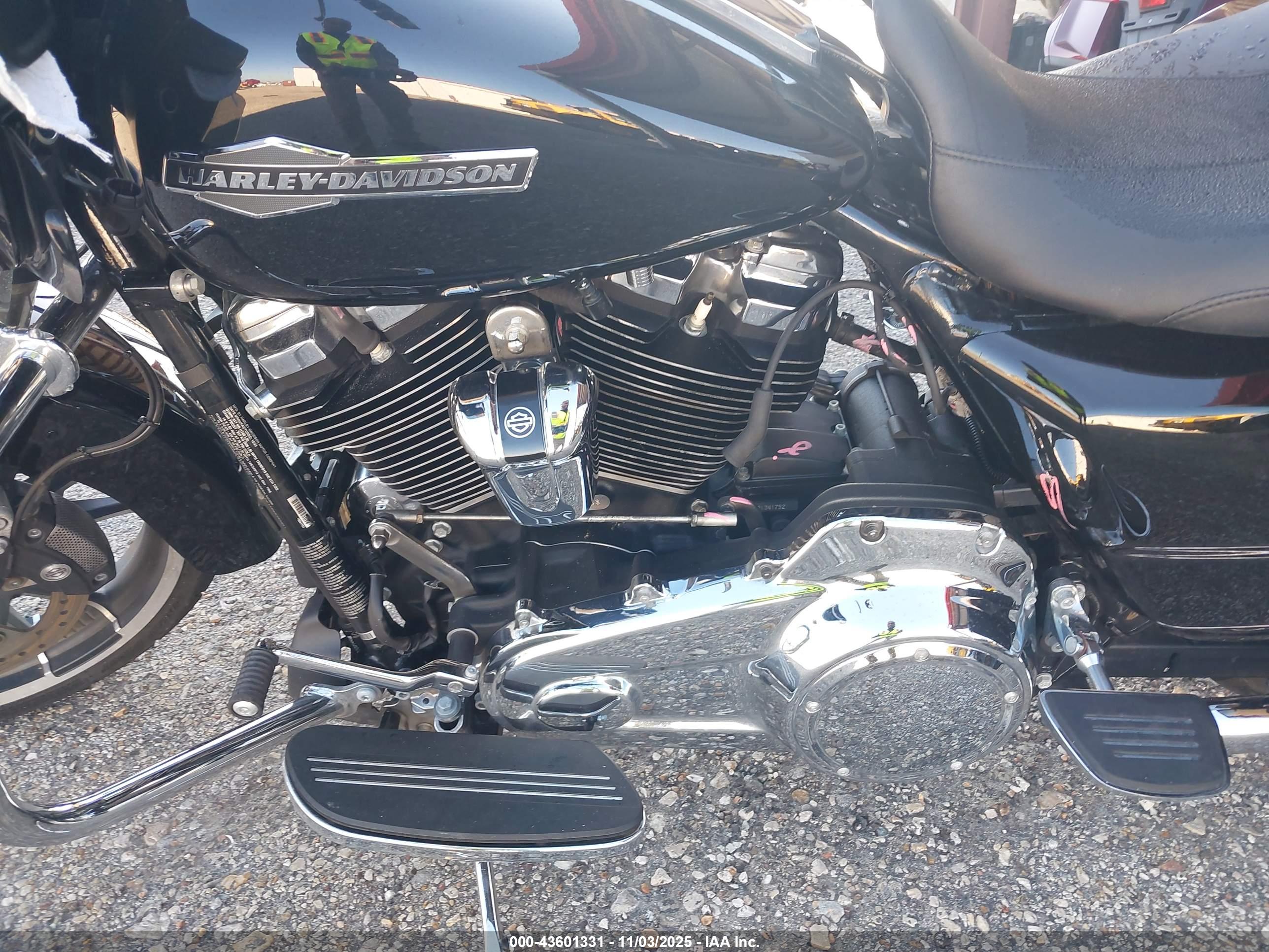 HARLEY-DAVIDSON FLTRX image 9
