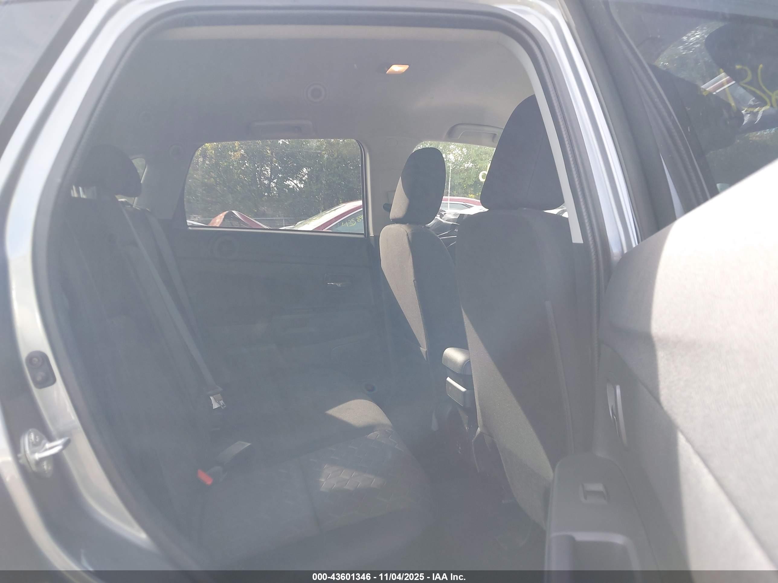 MITSUBISHI OUTLANDER image 8
