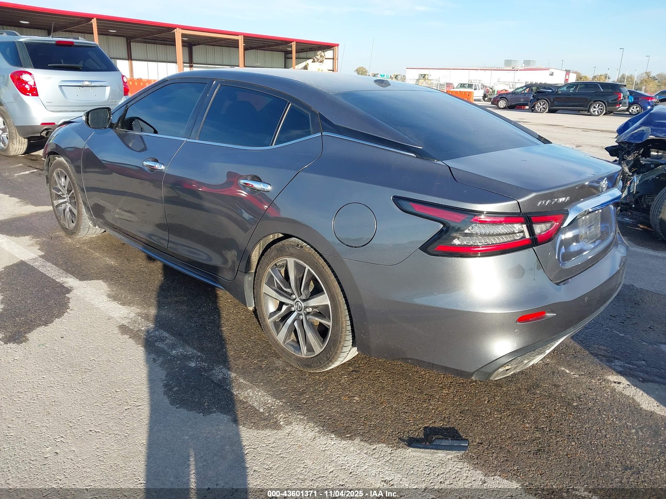 NISSAN MAXIMA image 3