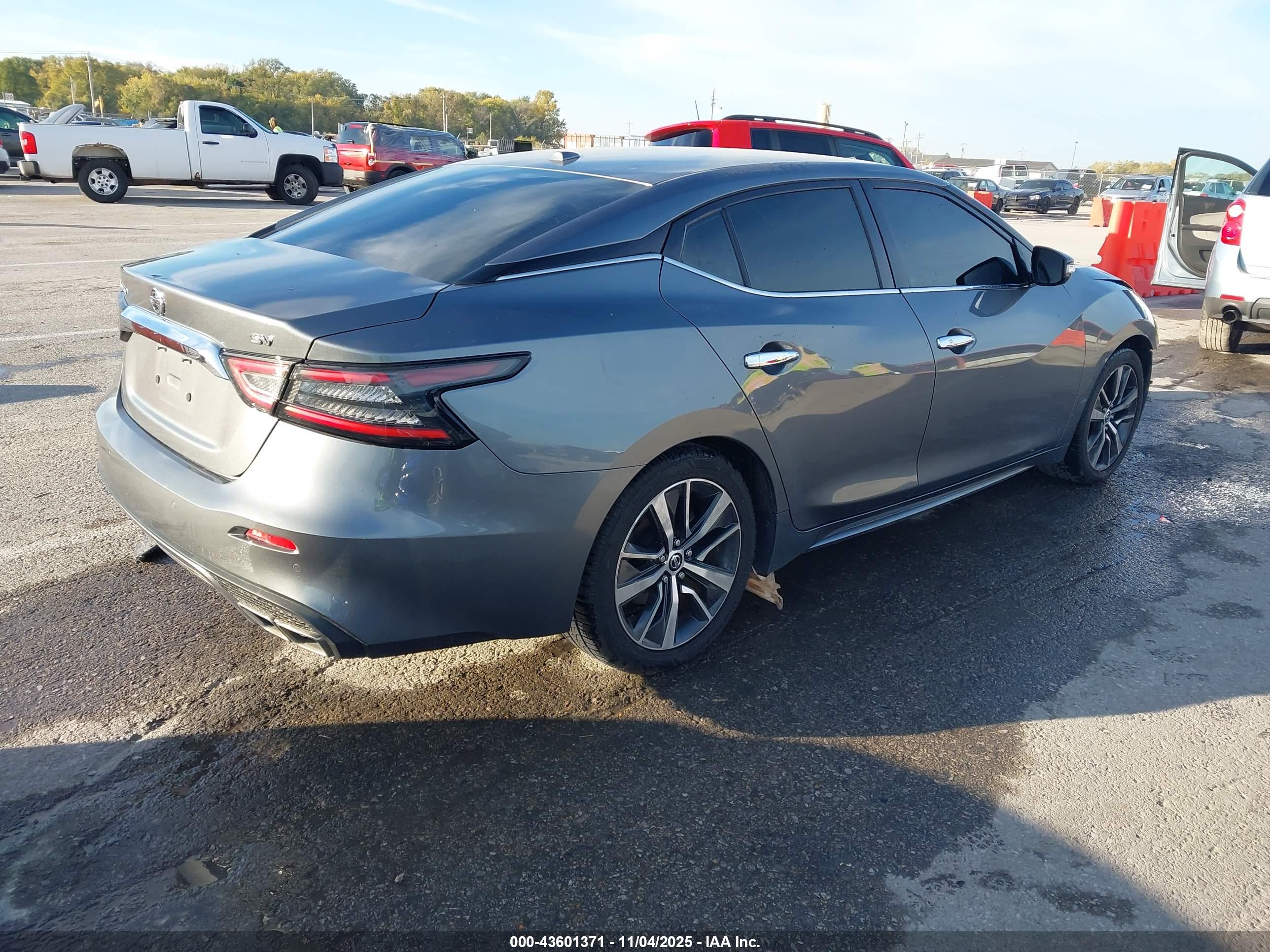 NISSAN MAXIMA image 4