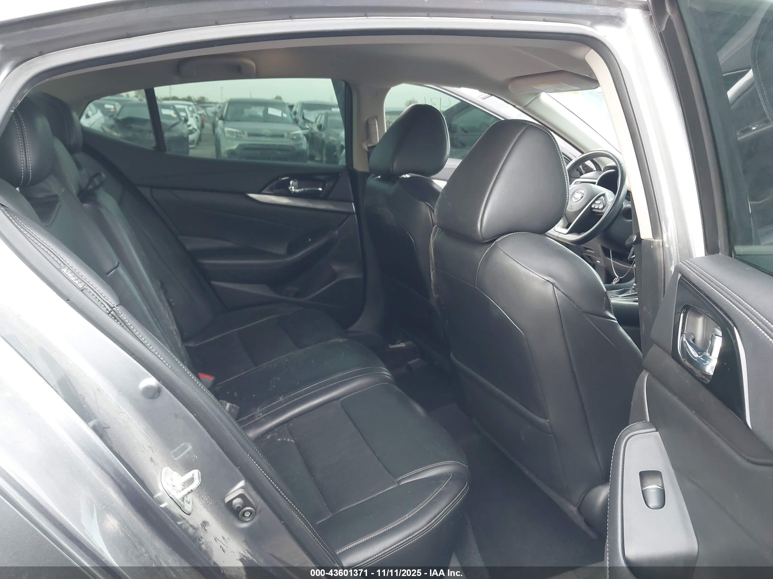 NISSAN MAXIMA image 8