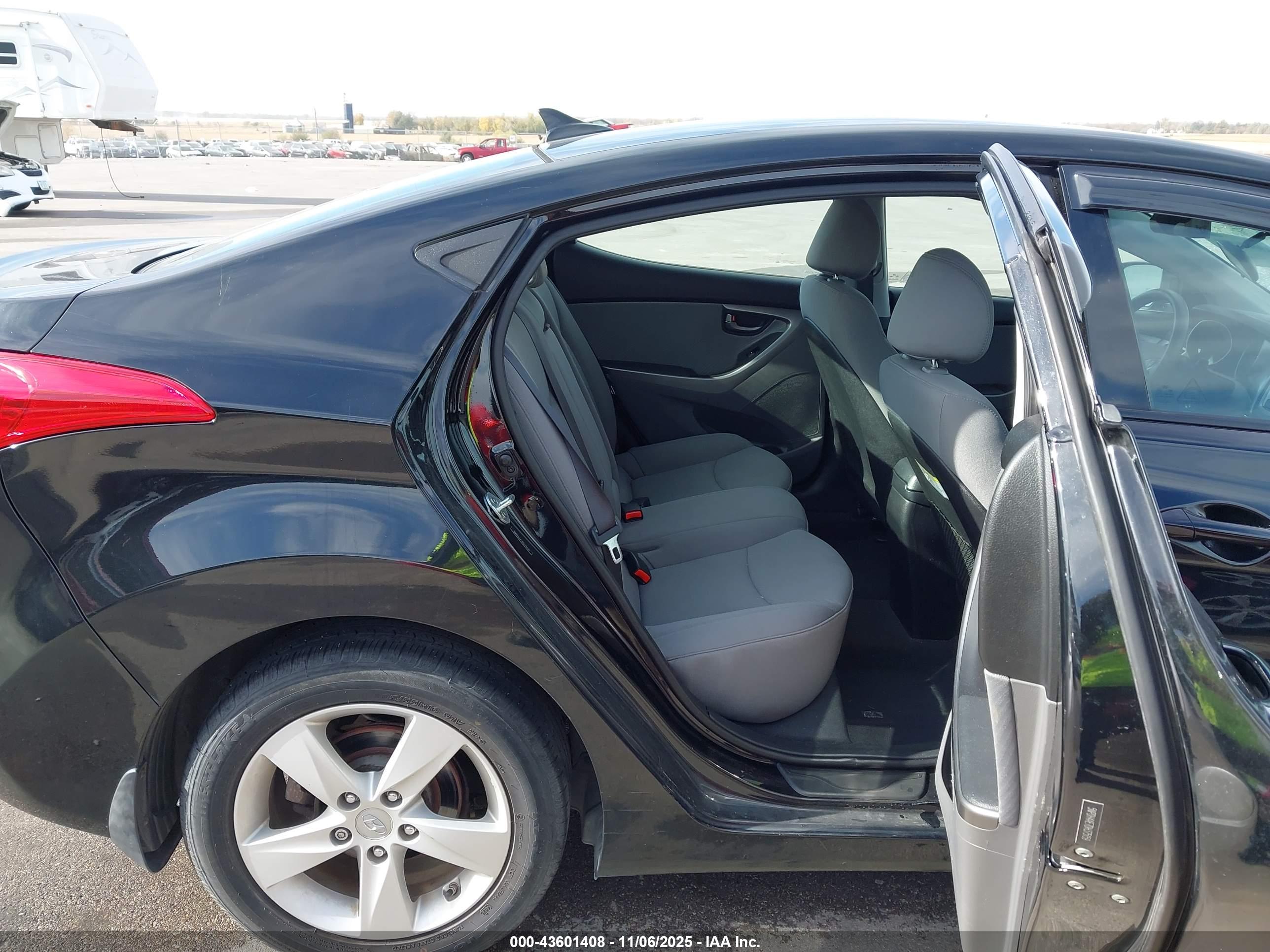 HYUNDAI ELANTRA image 8