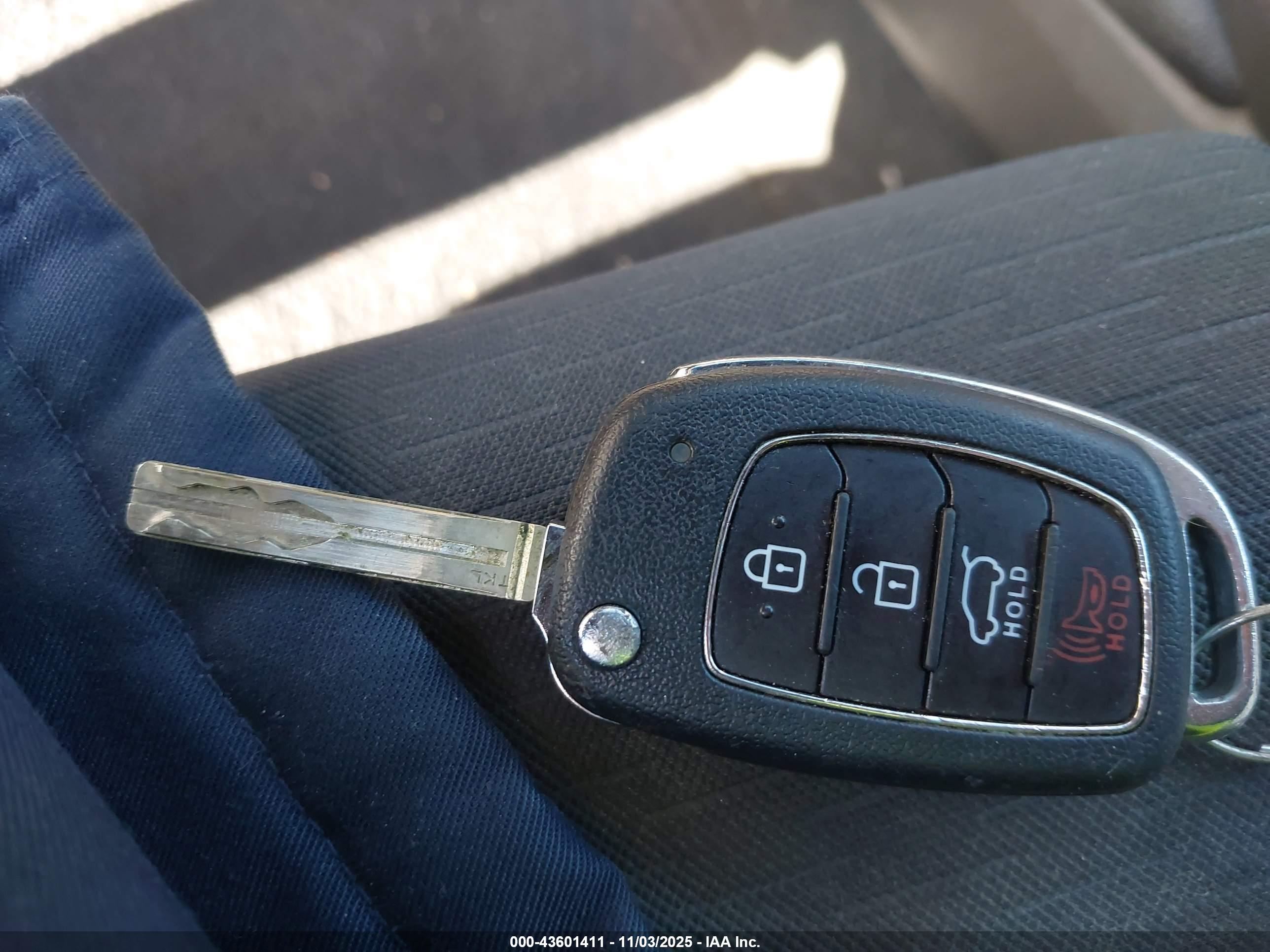 HYUNDAI TUCSON image 11