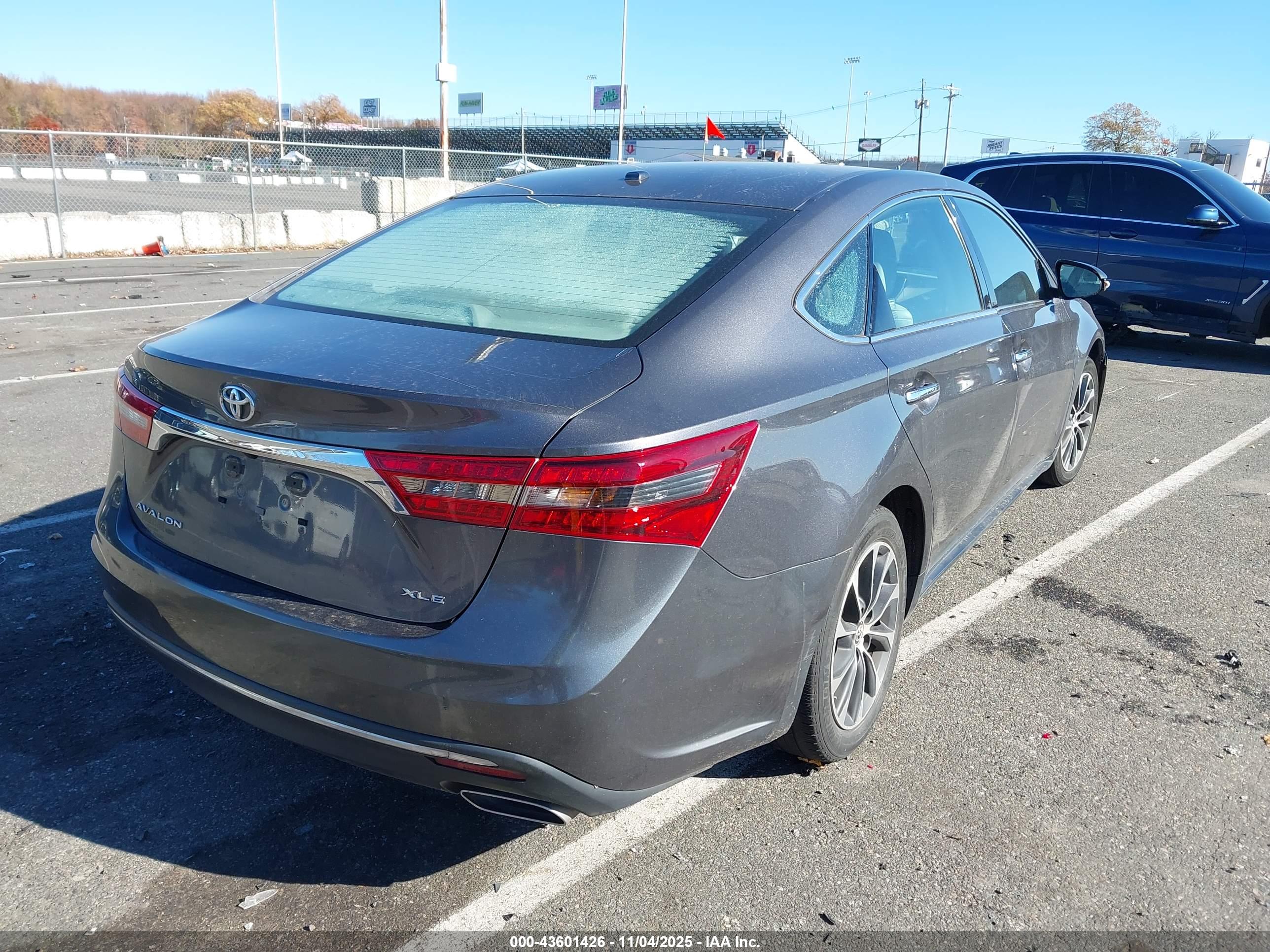 TOYOTA AVALON image 4