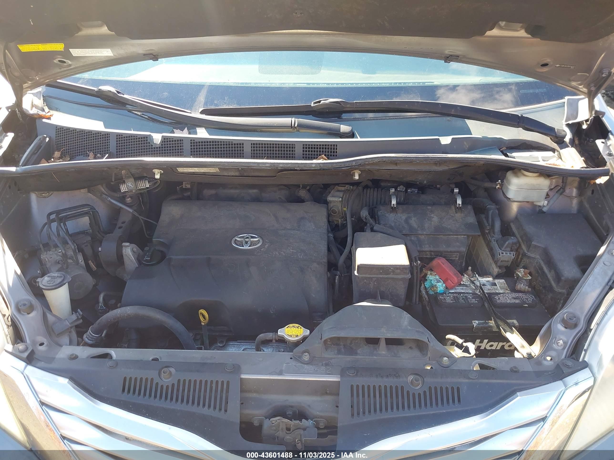 TOYOTA SIENNA image 10