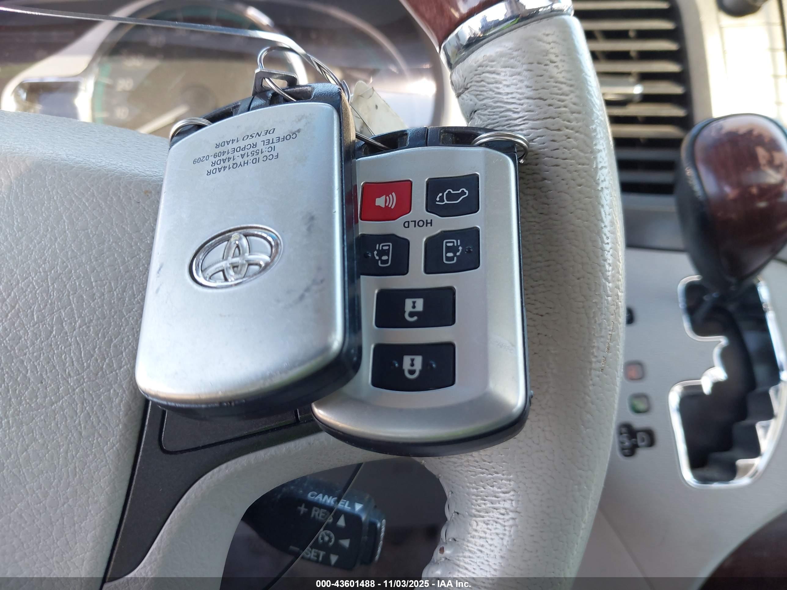 TOYOTA SIENNA image 11