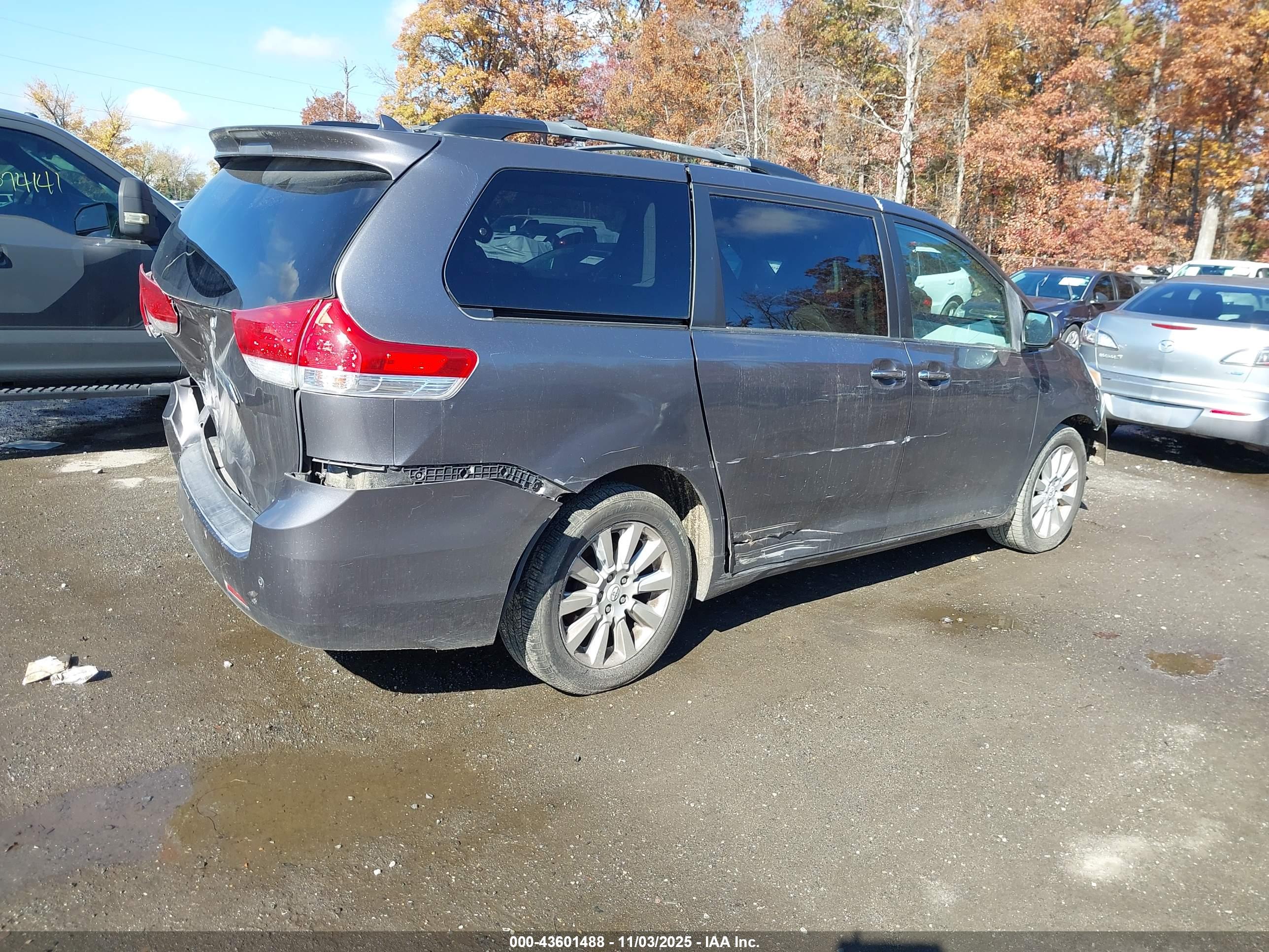 TOYOTA SIENNA image 4
