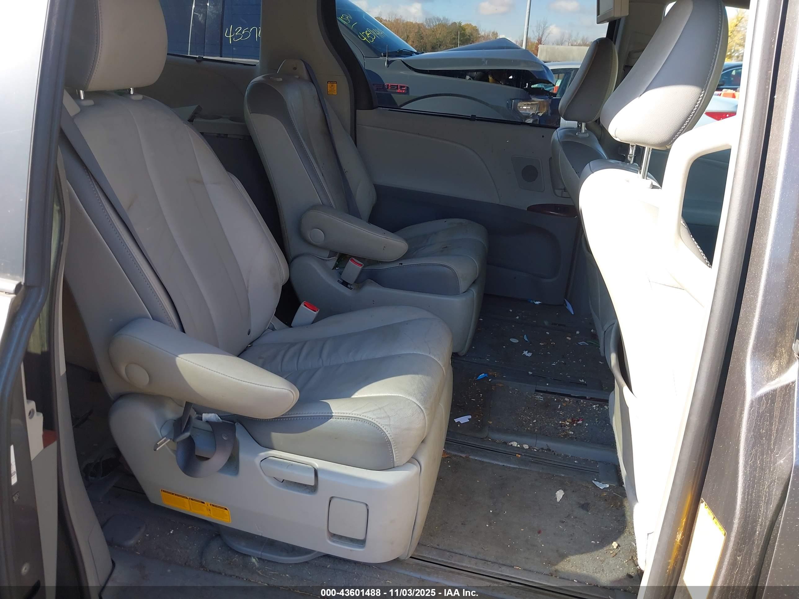 TOYOTA SIENNA image 8