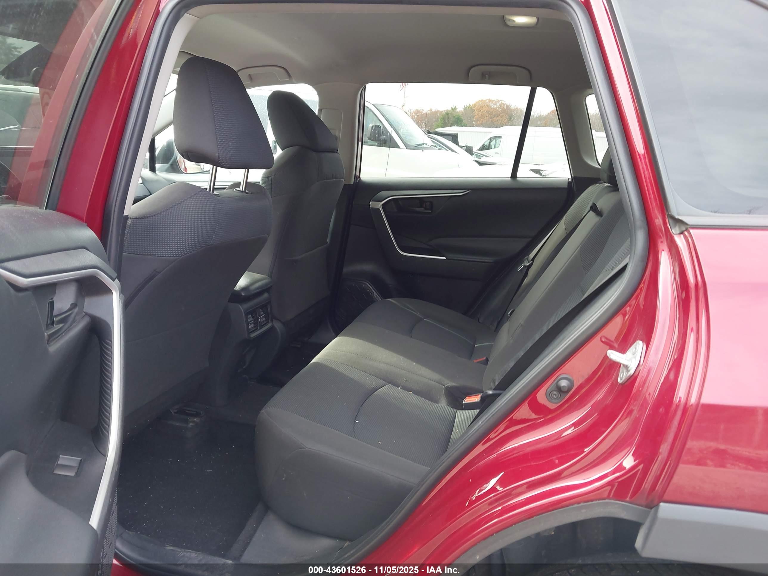 TOYOTA RAV4 image 8