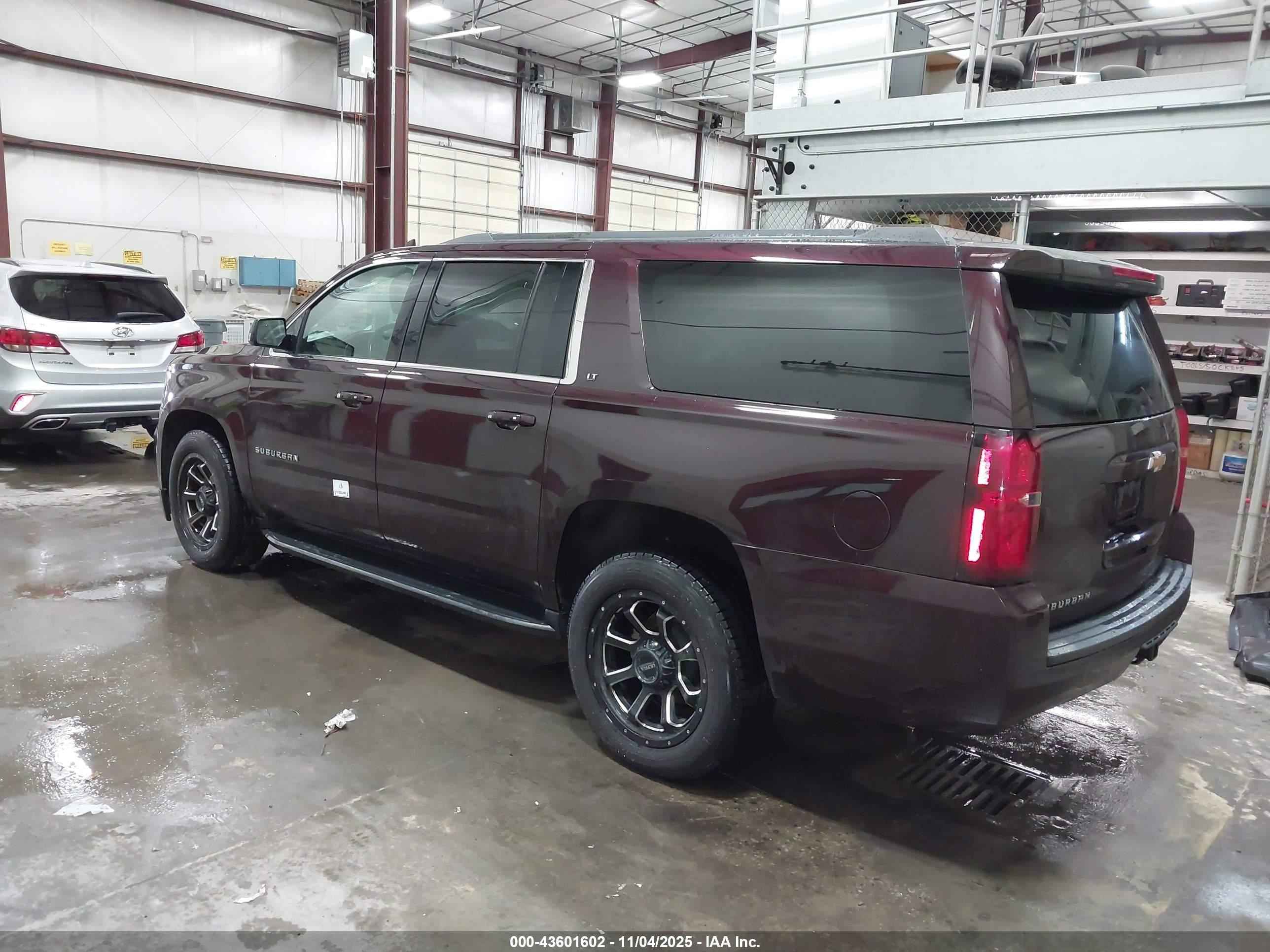 CHEVROLET SUBURBAN image 3