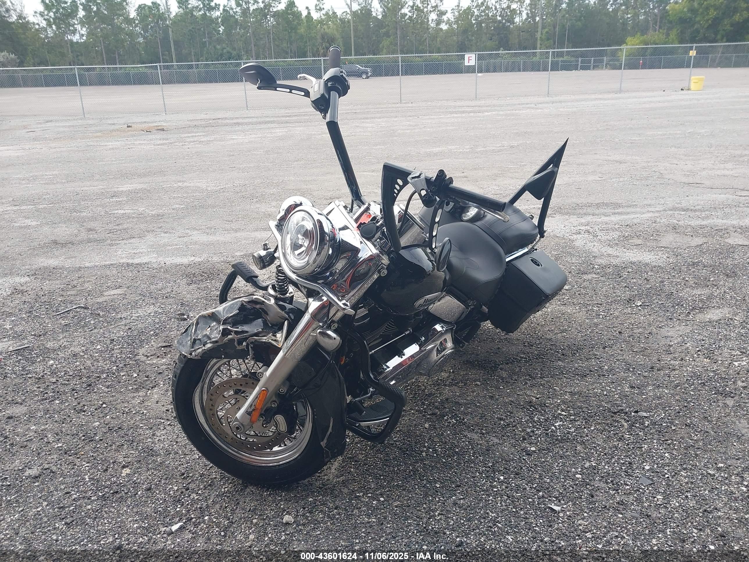 HARLEY-DAVIDSON FLHCS image 2