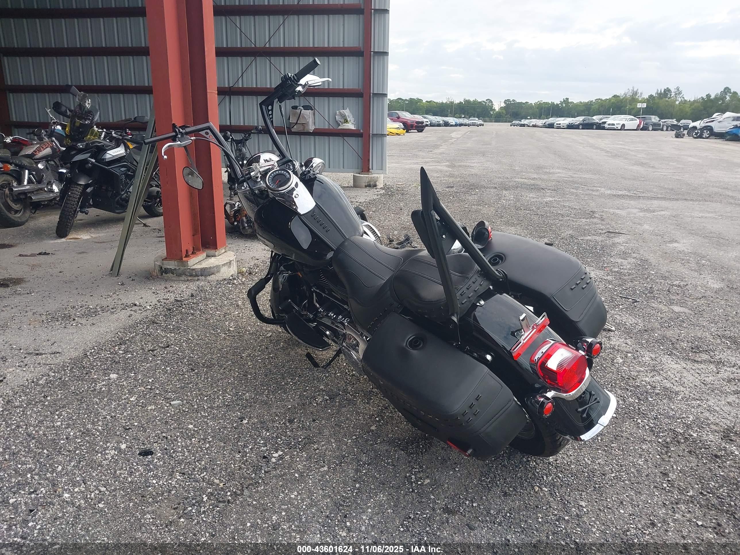 HARLEY-DAVIDSON FLHCS image 3