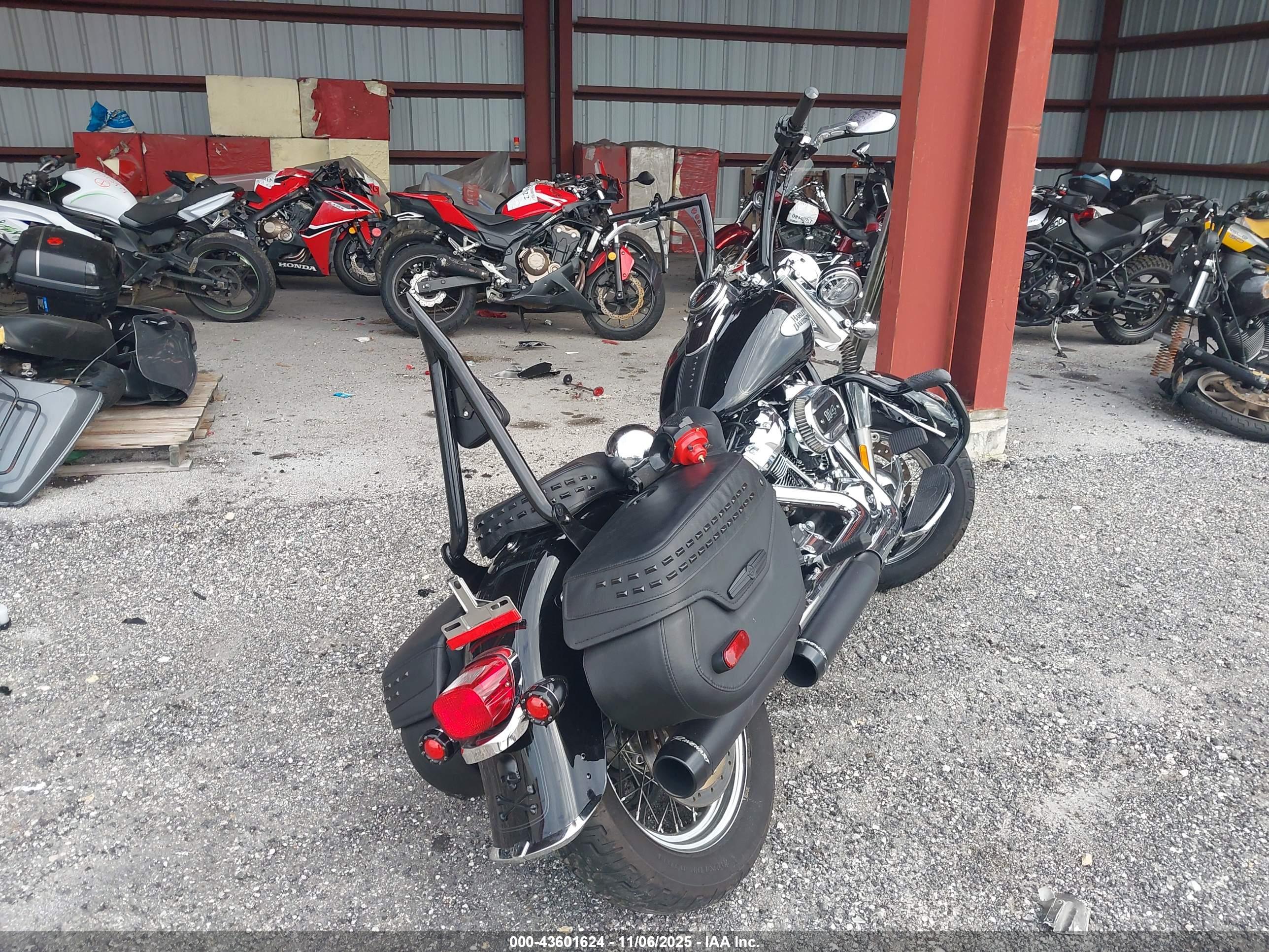 HARLEY-DAVIDSON FLHCS image 4