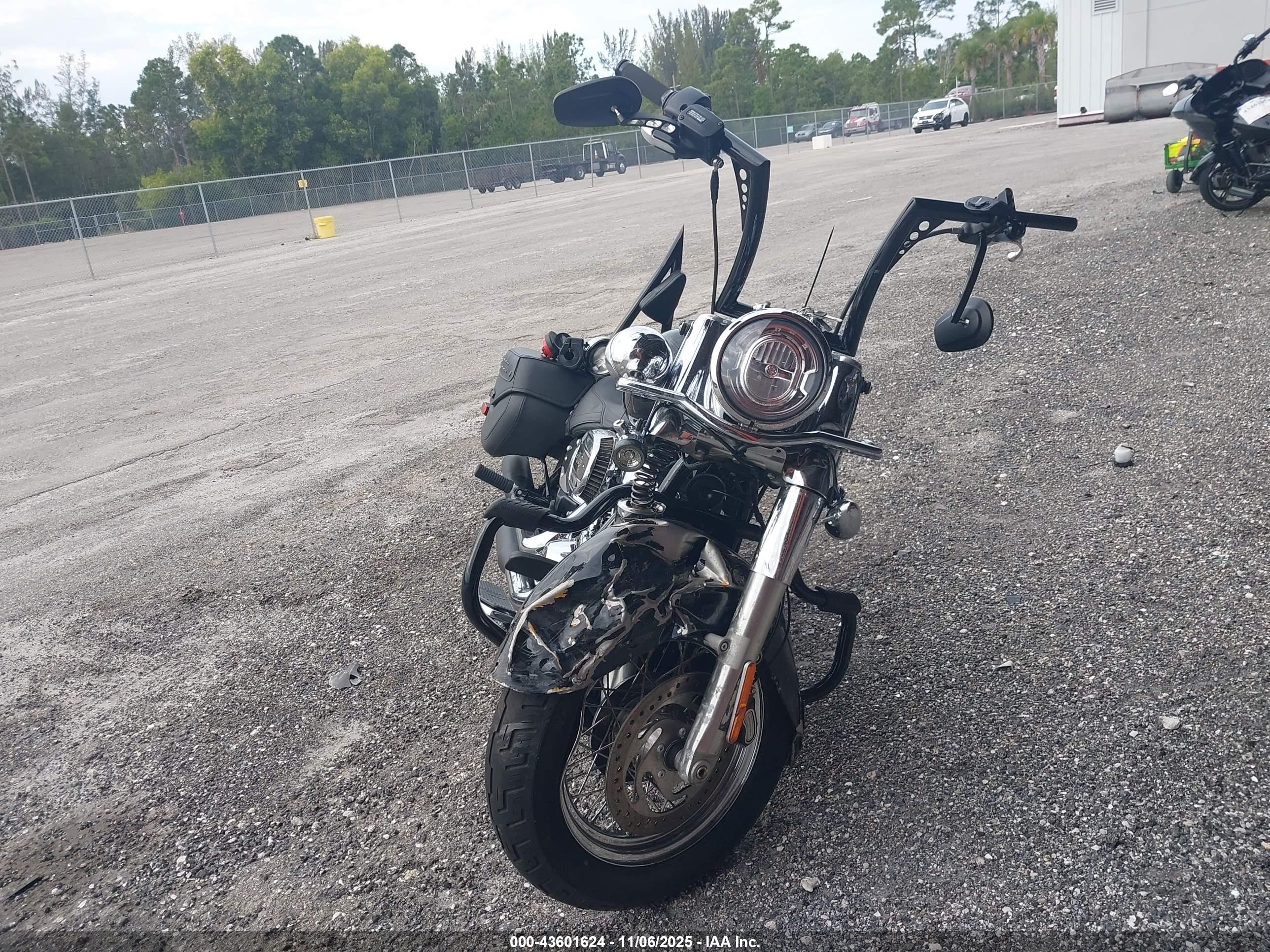 HARLEY-DAVIDSON FLHCS image 5