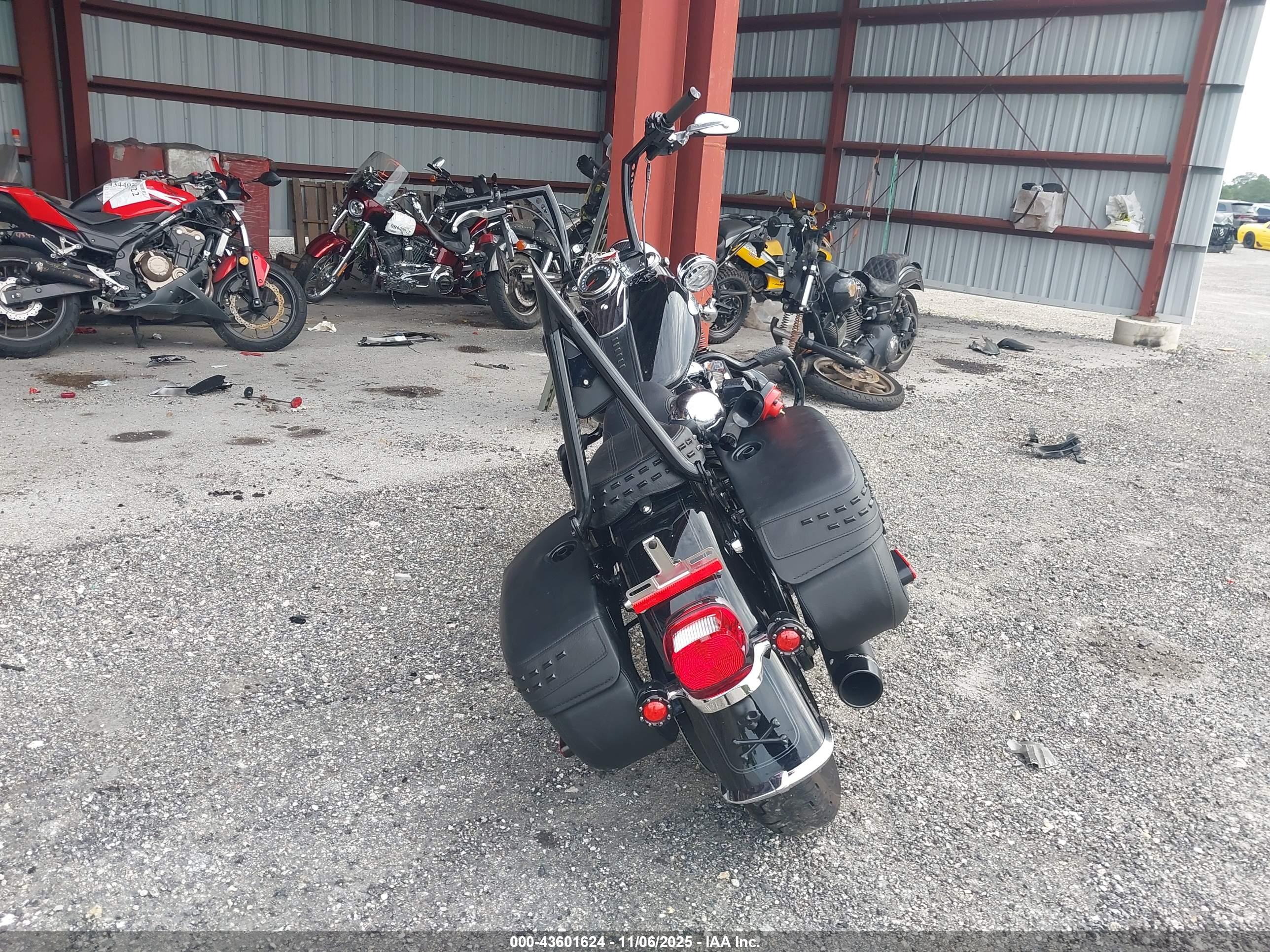 HARLEY-DAVIDSON FLHCS image 6