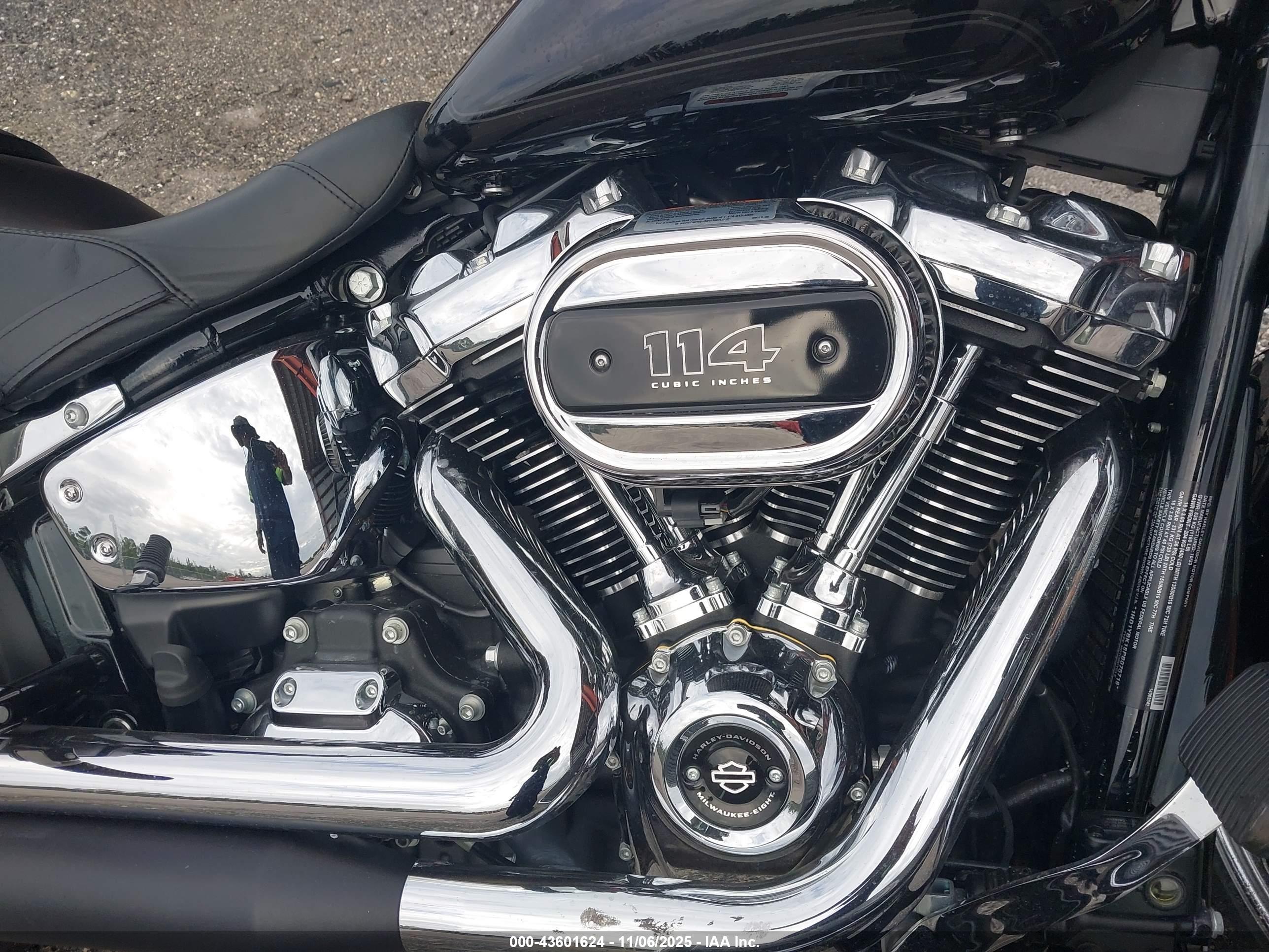 HARLEY-DAVIDSON FLHCS image 8