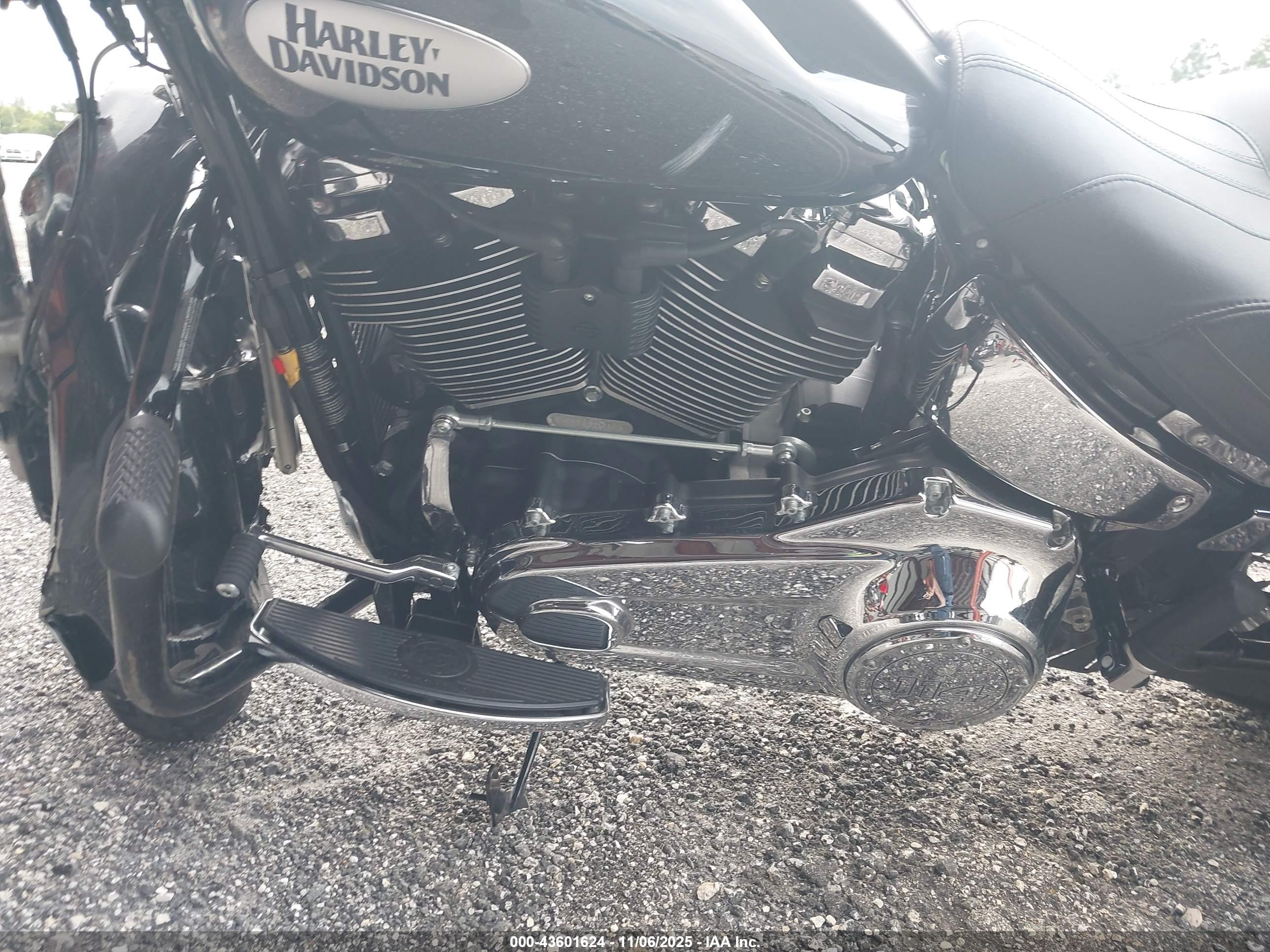 HARLEY-DAVIDSON FLHCS image 9