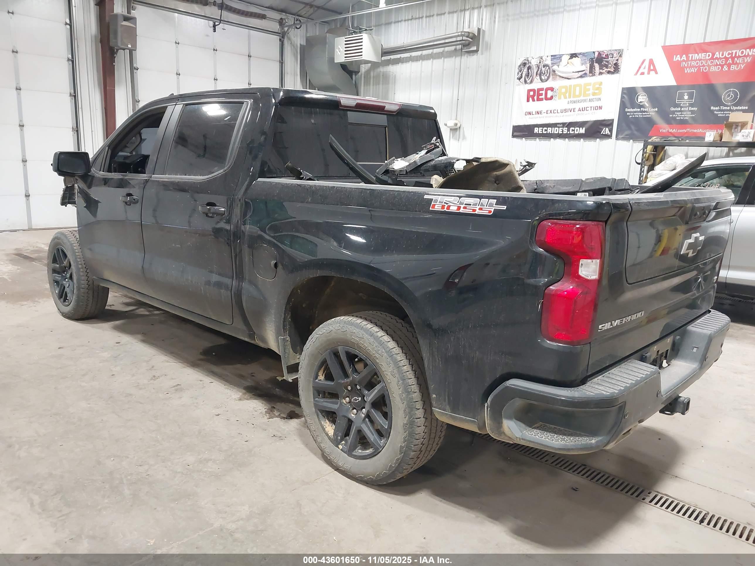 CHEVROLET SILVERADO image 3