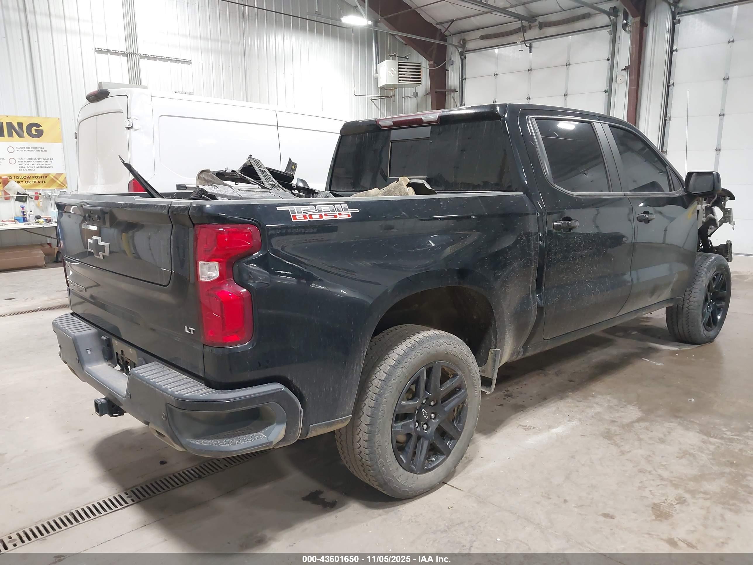 CHEVROLET SILVERADO image 4