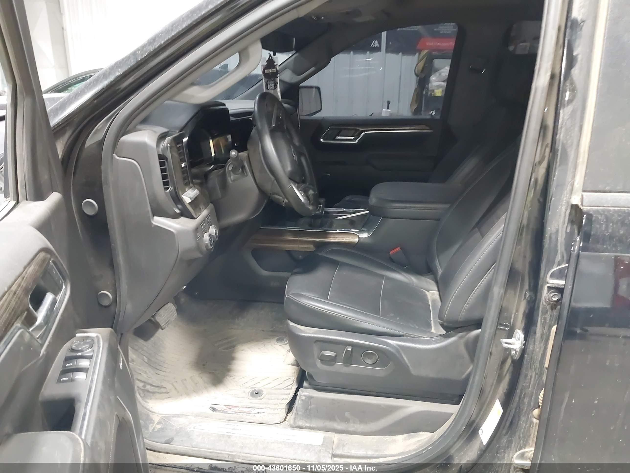 CHEVROLET SILVERADO image 5