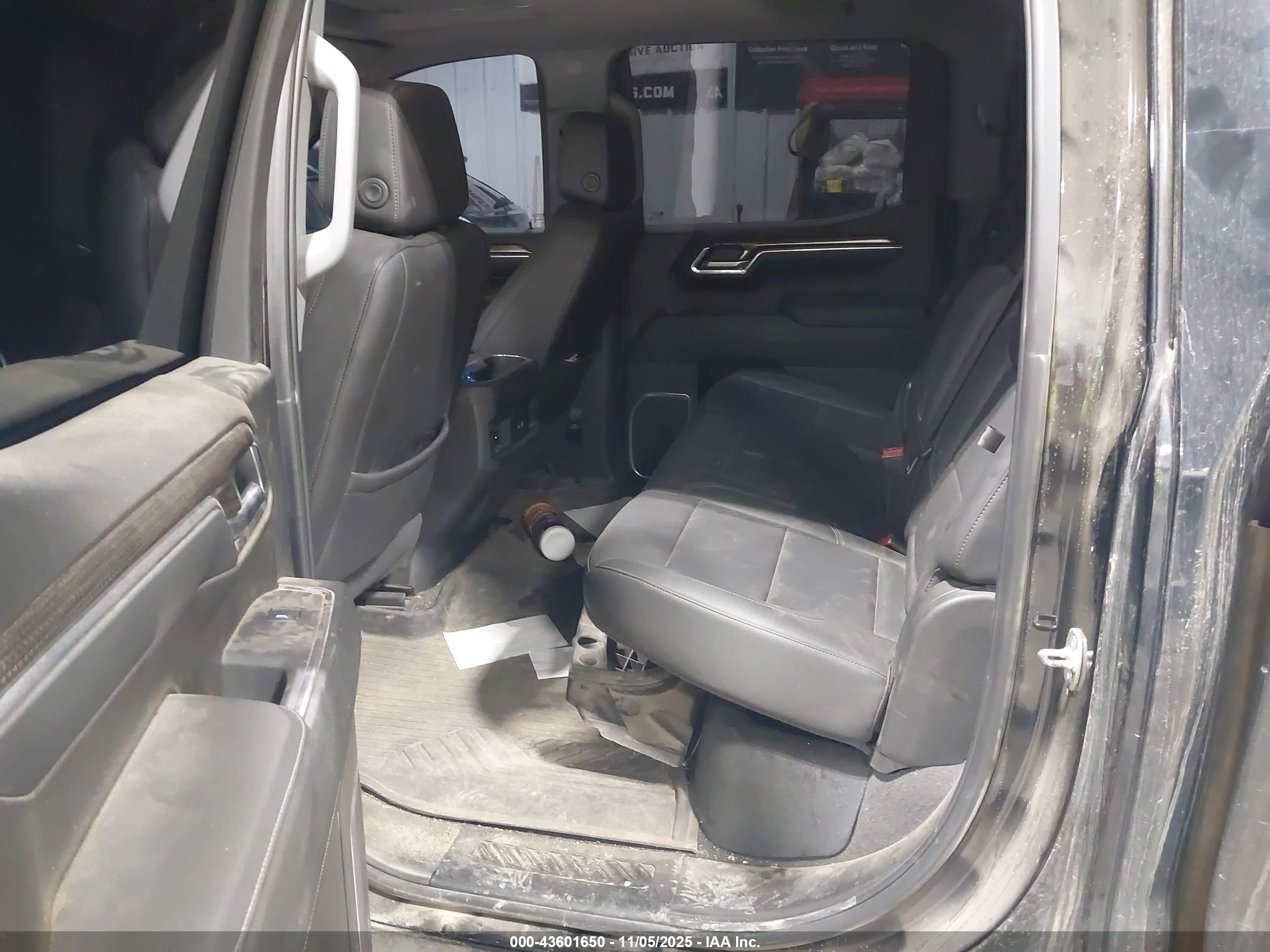 CHEVROLET SILVERADO image 8