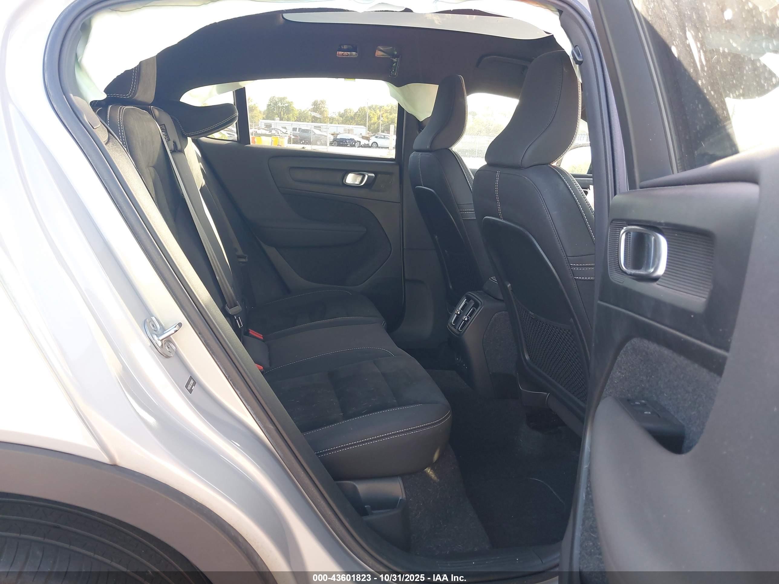 VOLVO C40 image 8
