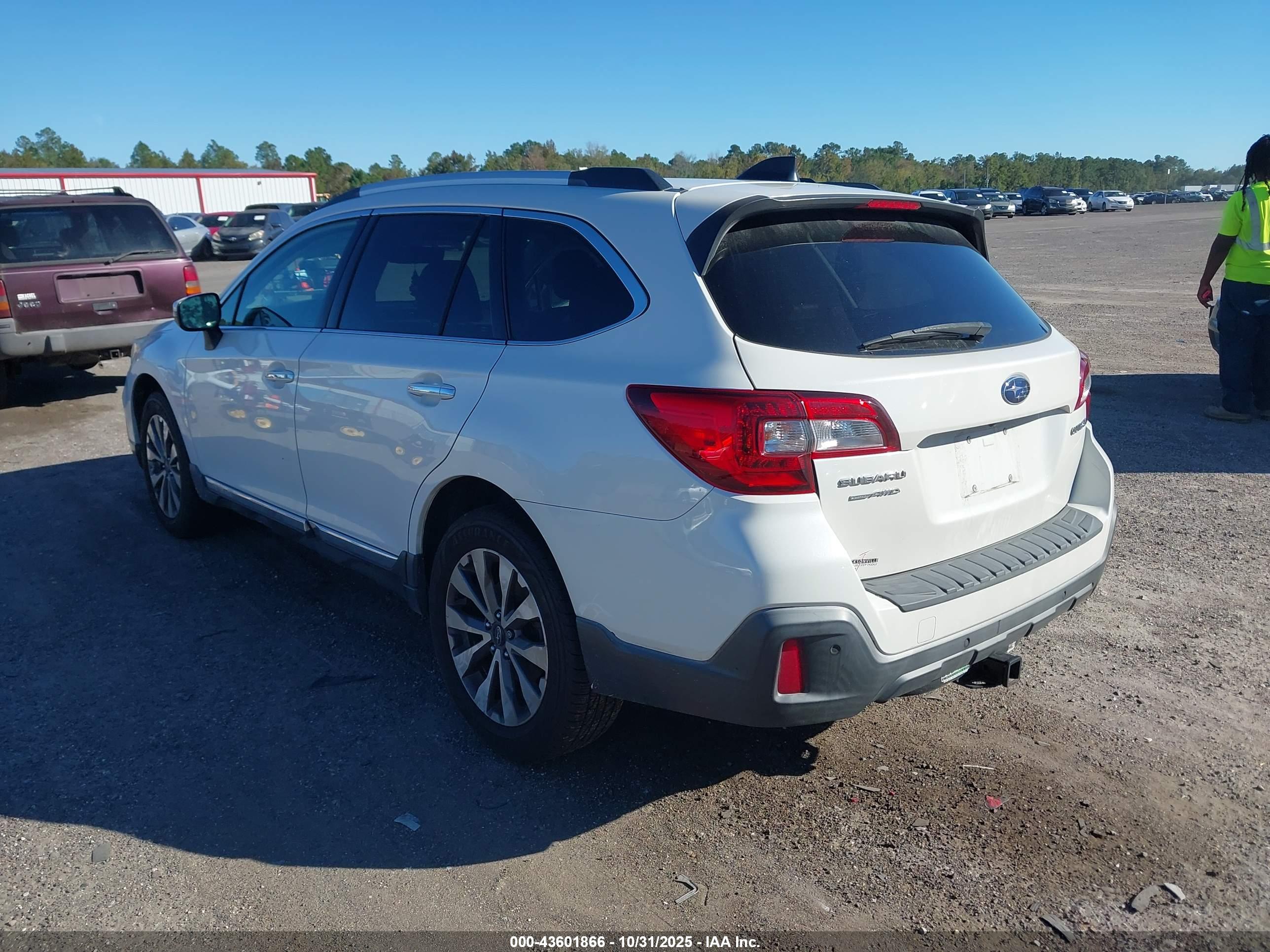 SUBARU OUTBACK image 3