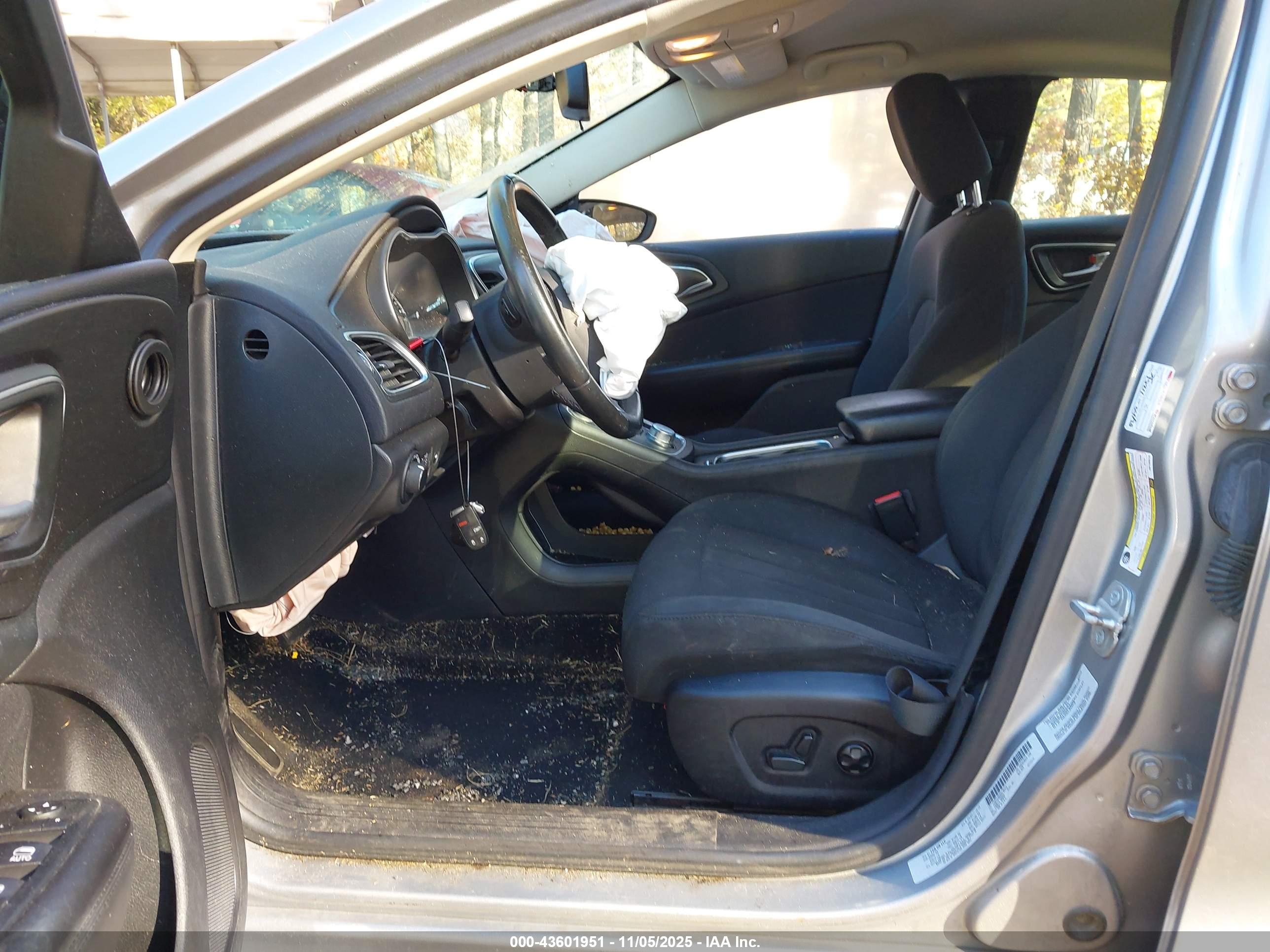 CHRYSLER 200 image 5
