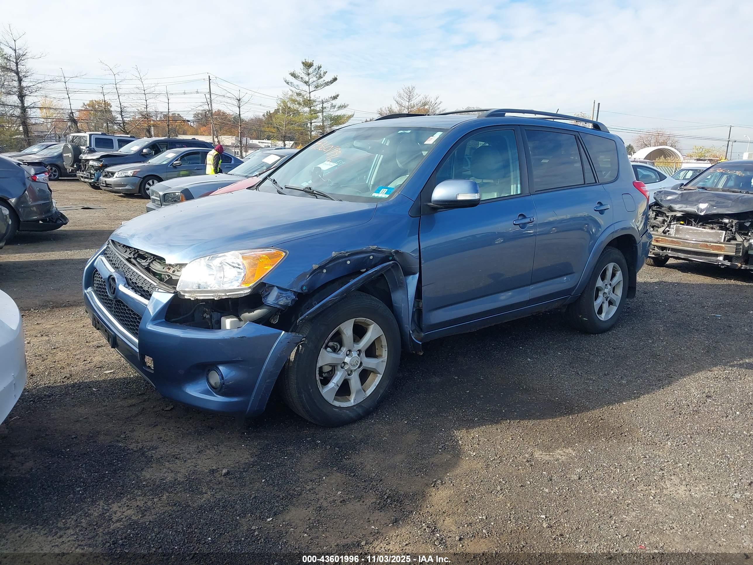 TOYOTA RAV4 image 2