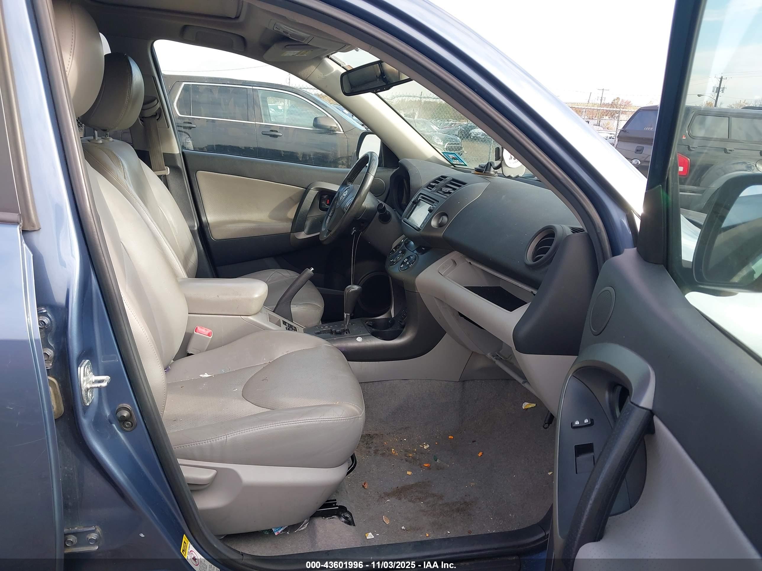 TOYOTA RAV4 image 5