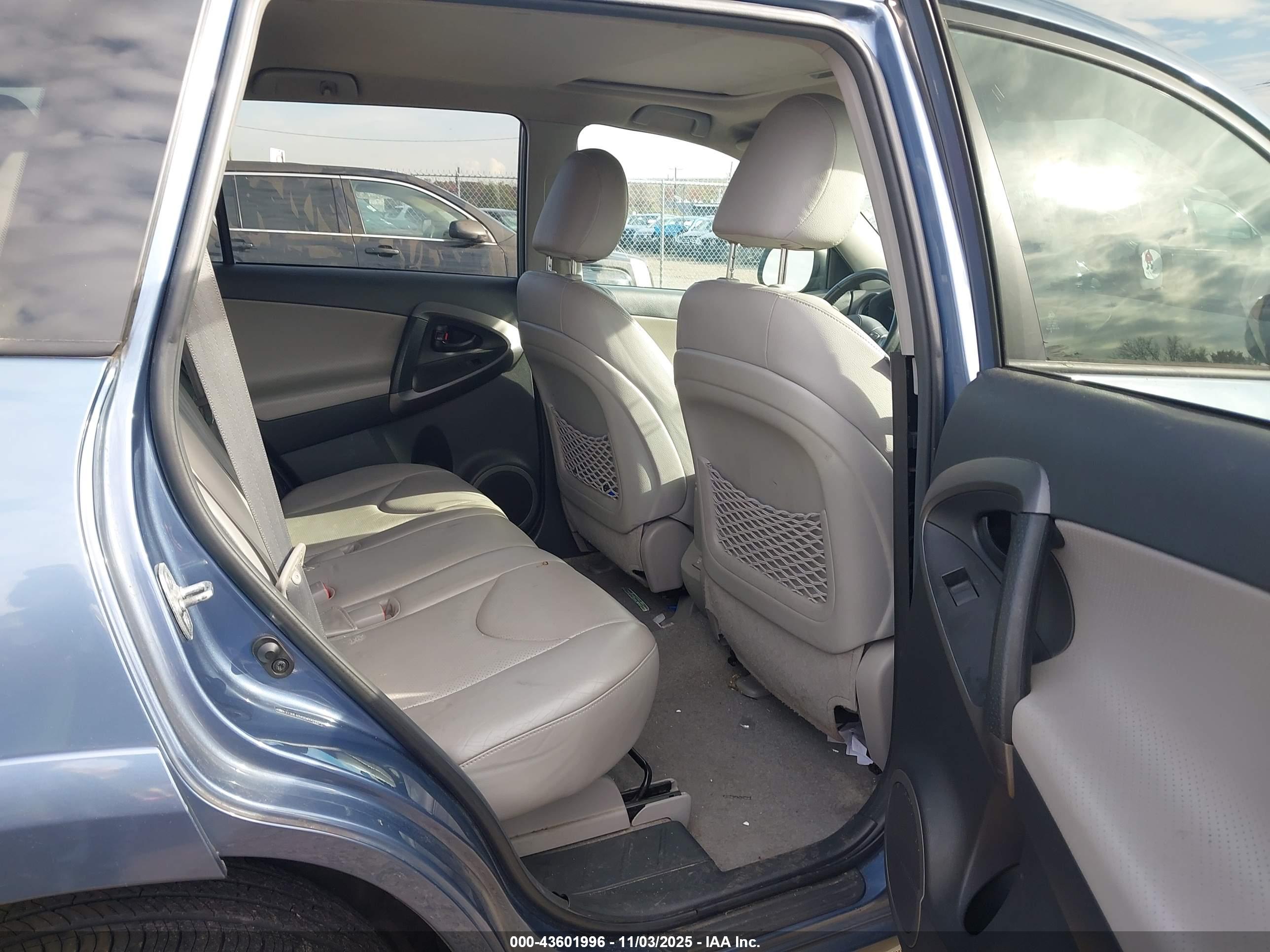 TOYOTA RAV4 image 8