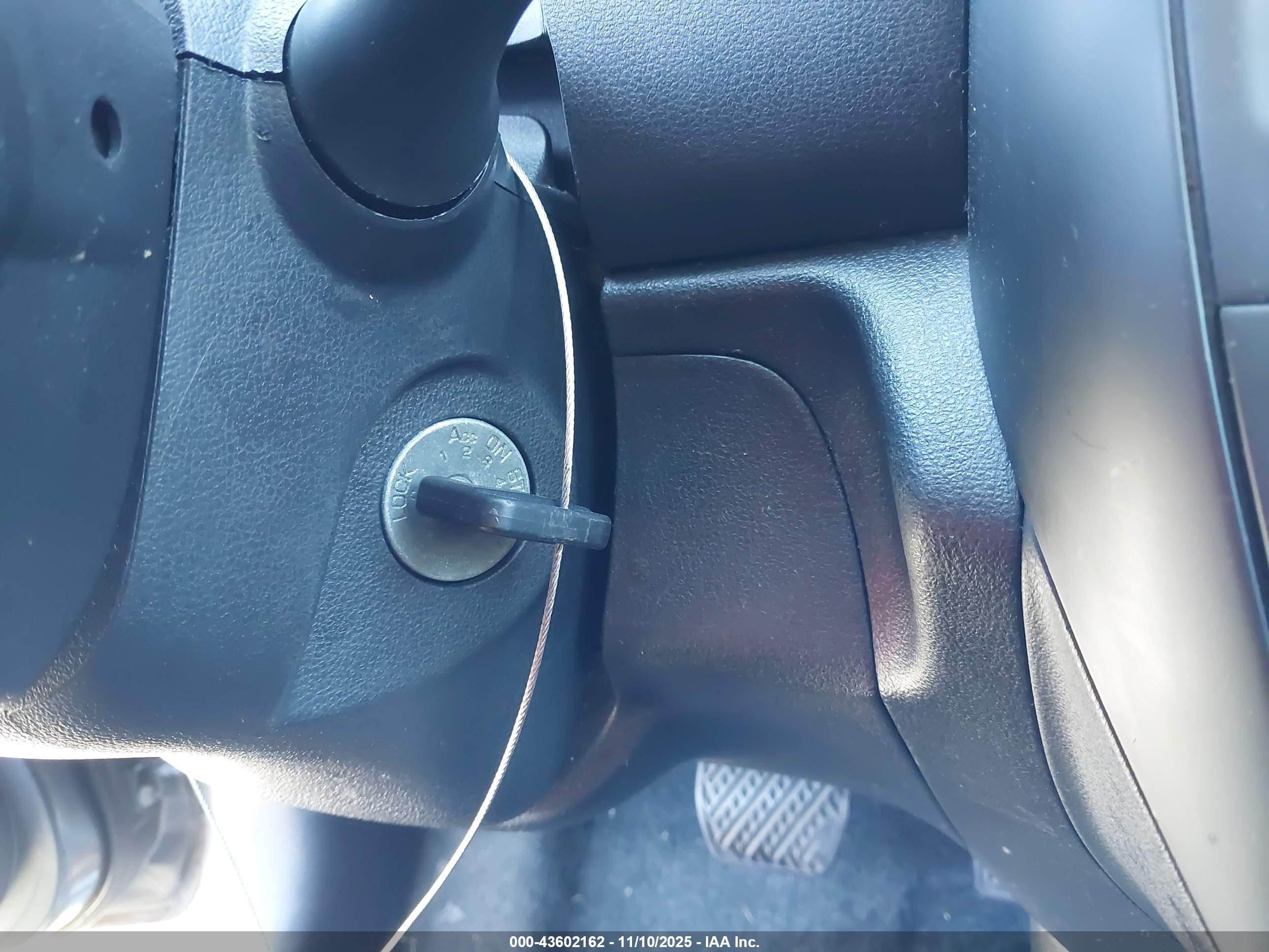 NISSAN VERSA image 11
