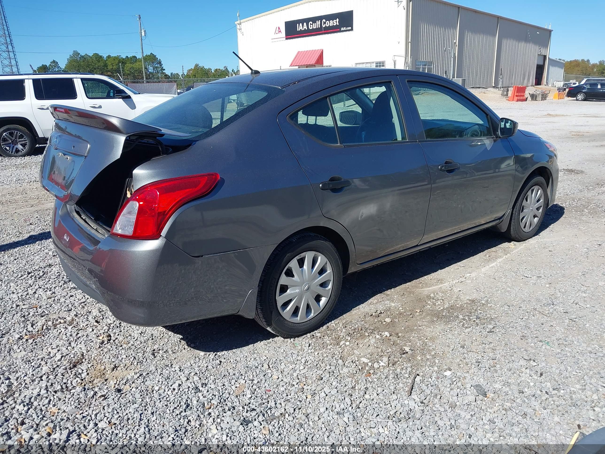 NISSAN VERSA image 4