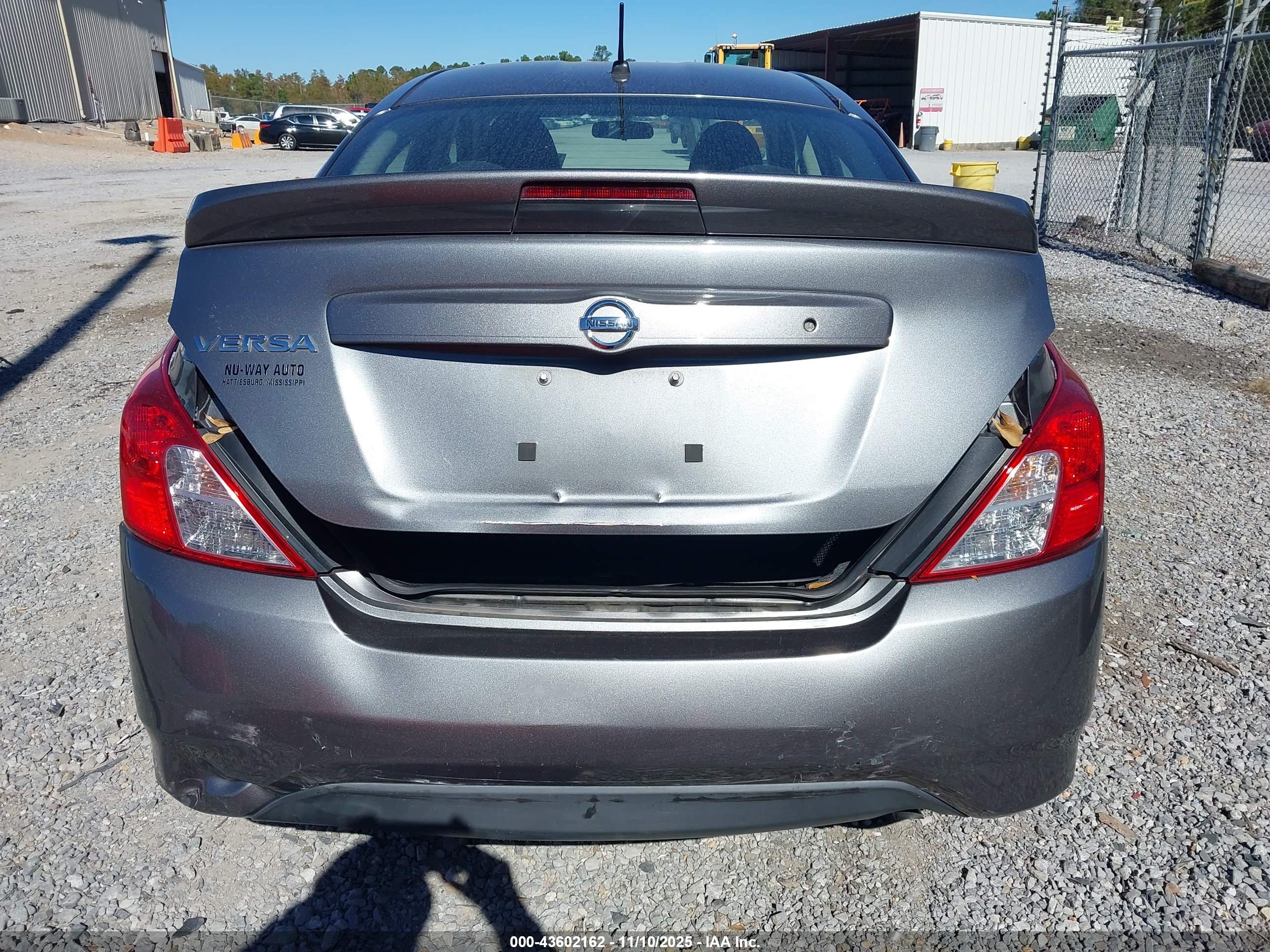 NISSAN VERSA image 6