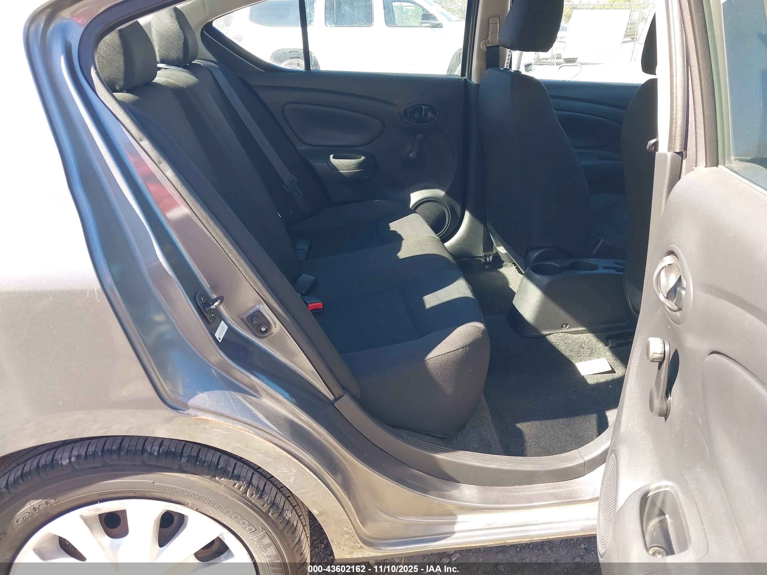 NISSAN VERSA image 8