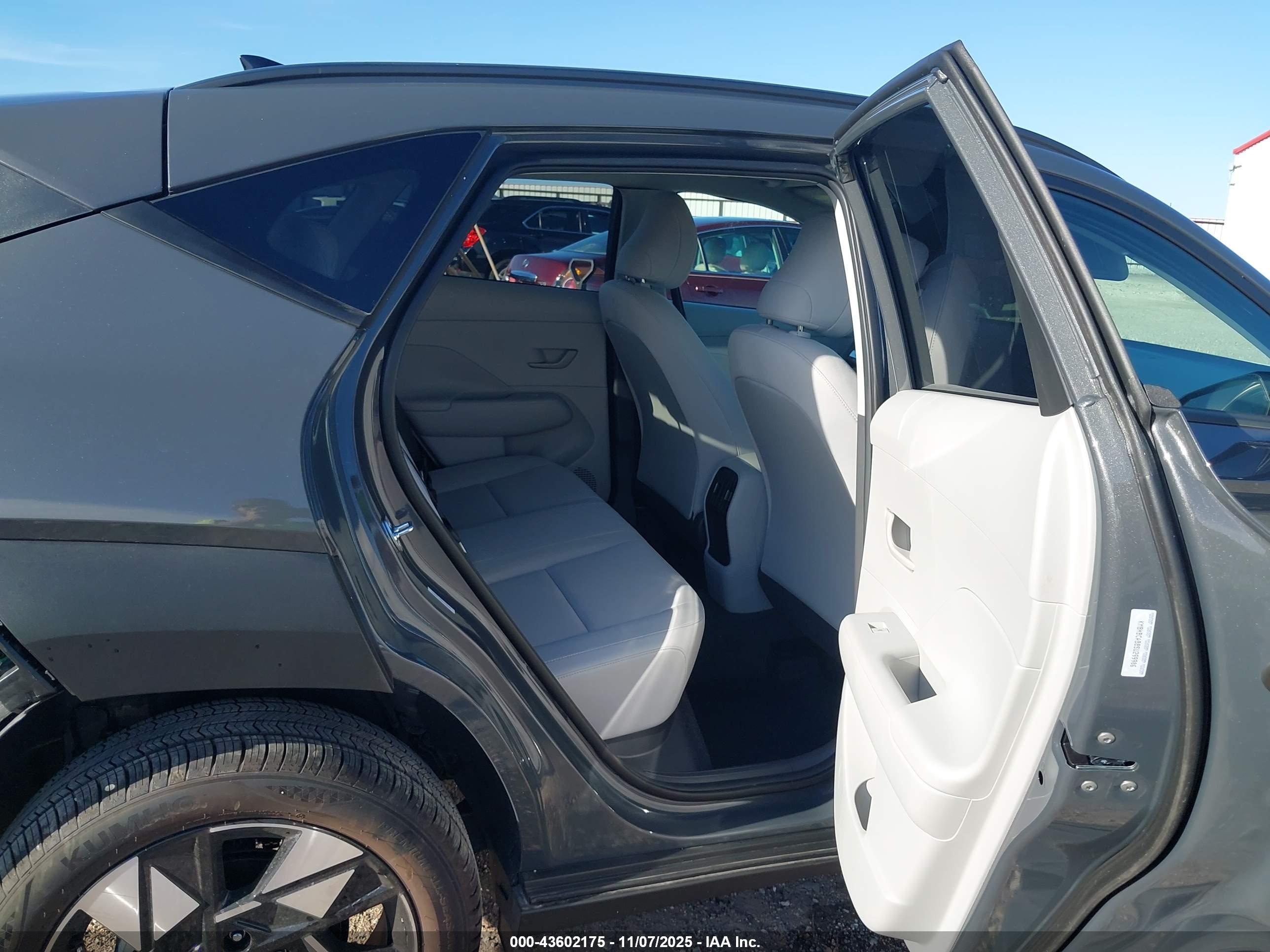 HYUNDAI KONA image 8