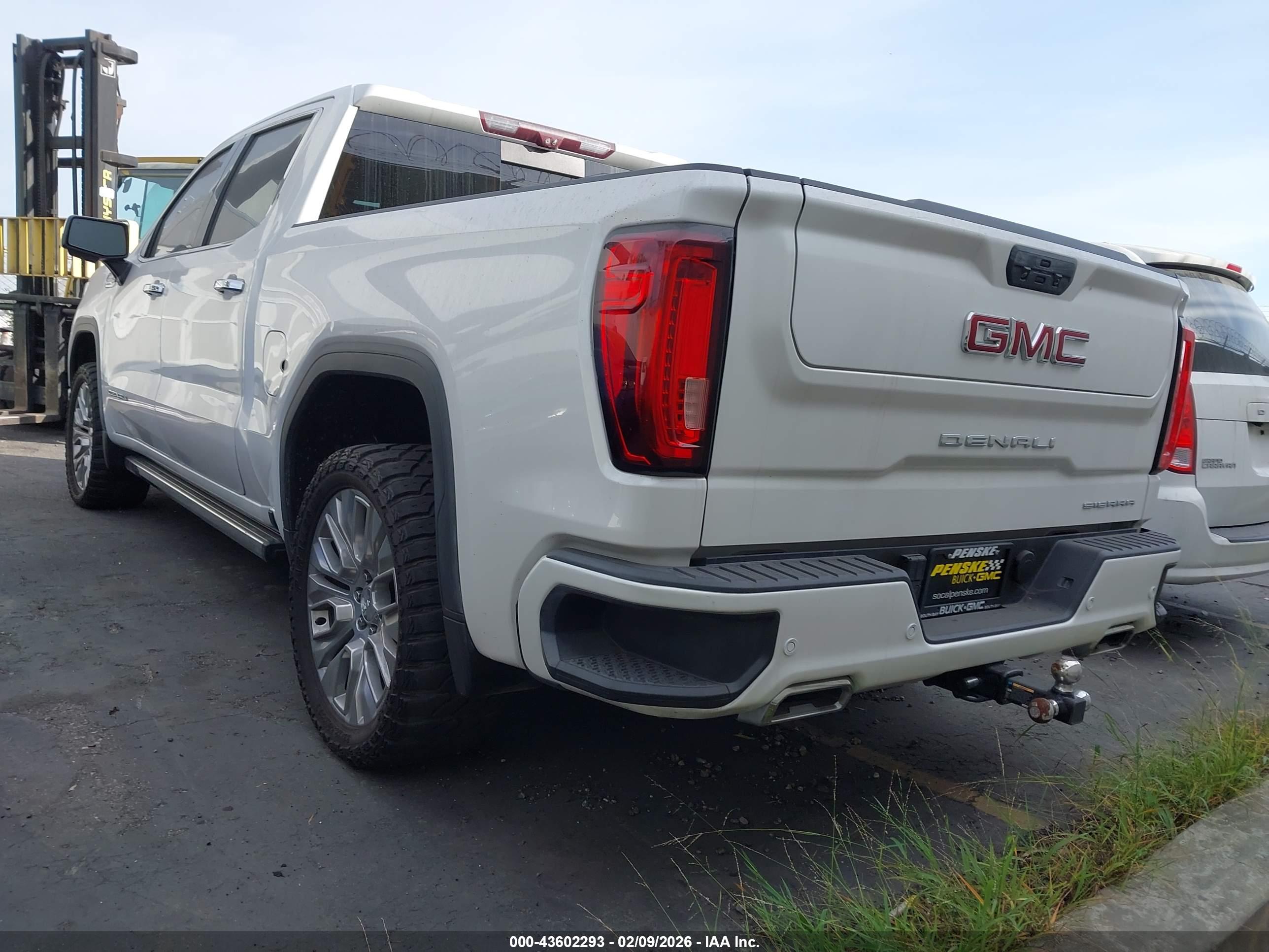 GMC SIERRA image 3