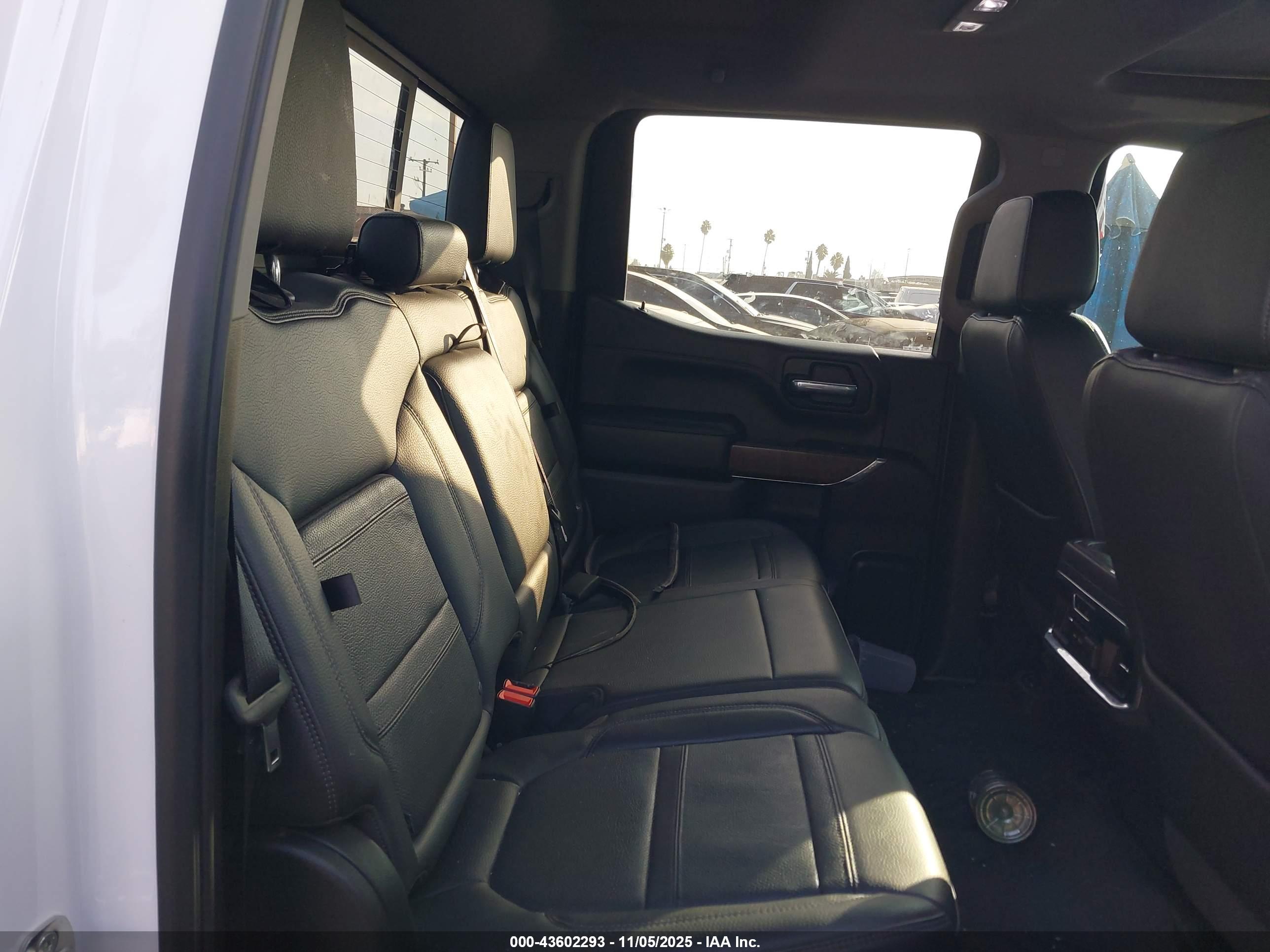 GMC SIERRA image 8