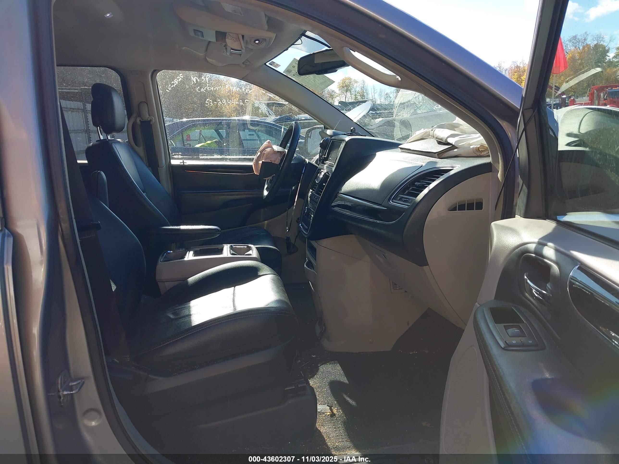 CHRYSLER TOWN image 5