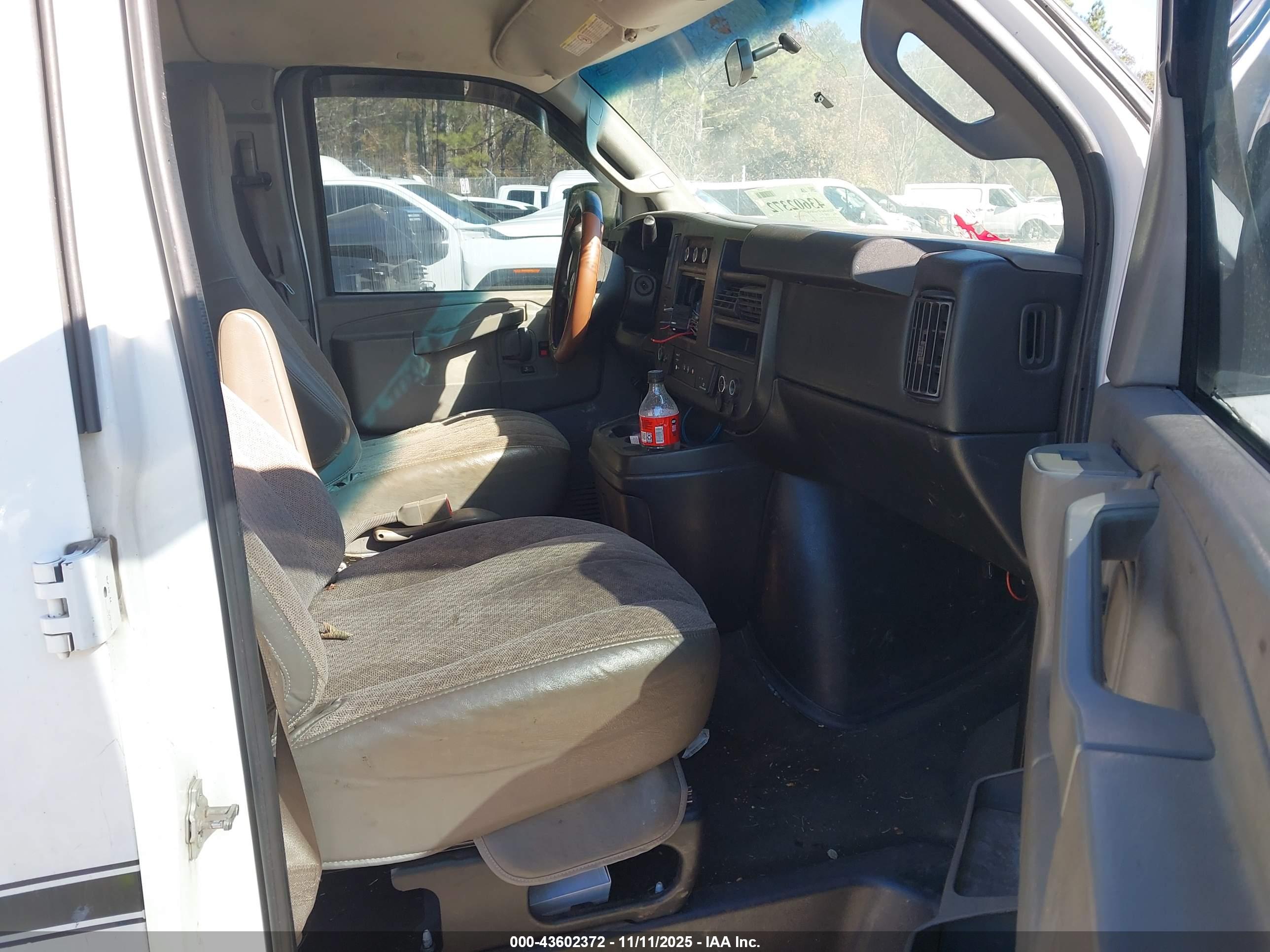 CHEVROLET EXPRESS image 5