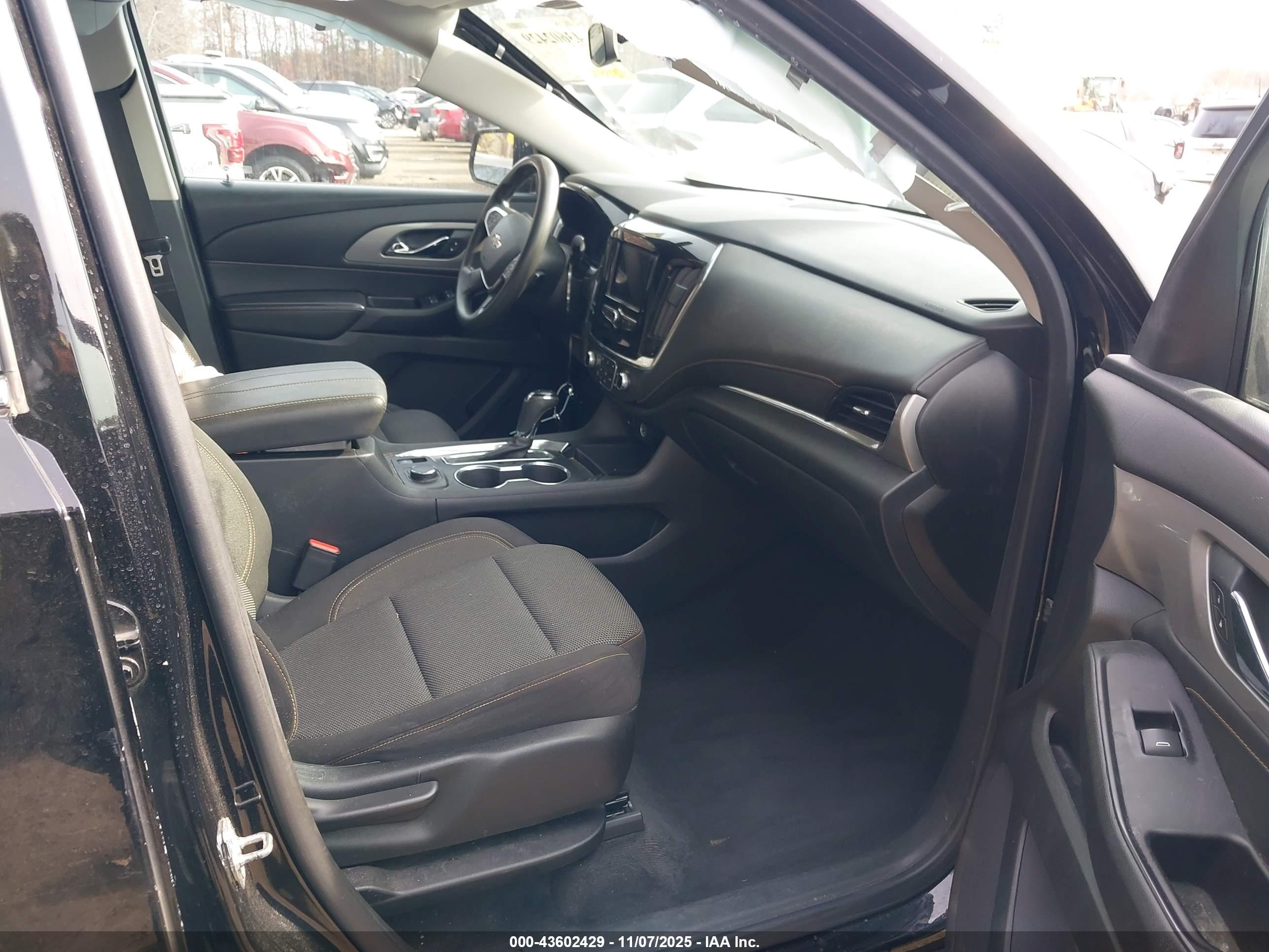CHEVROLET TRAVERSE image 5
