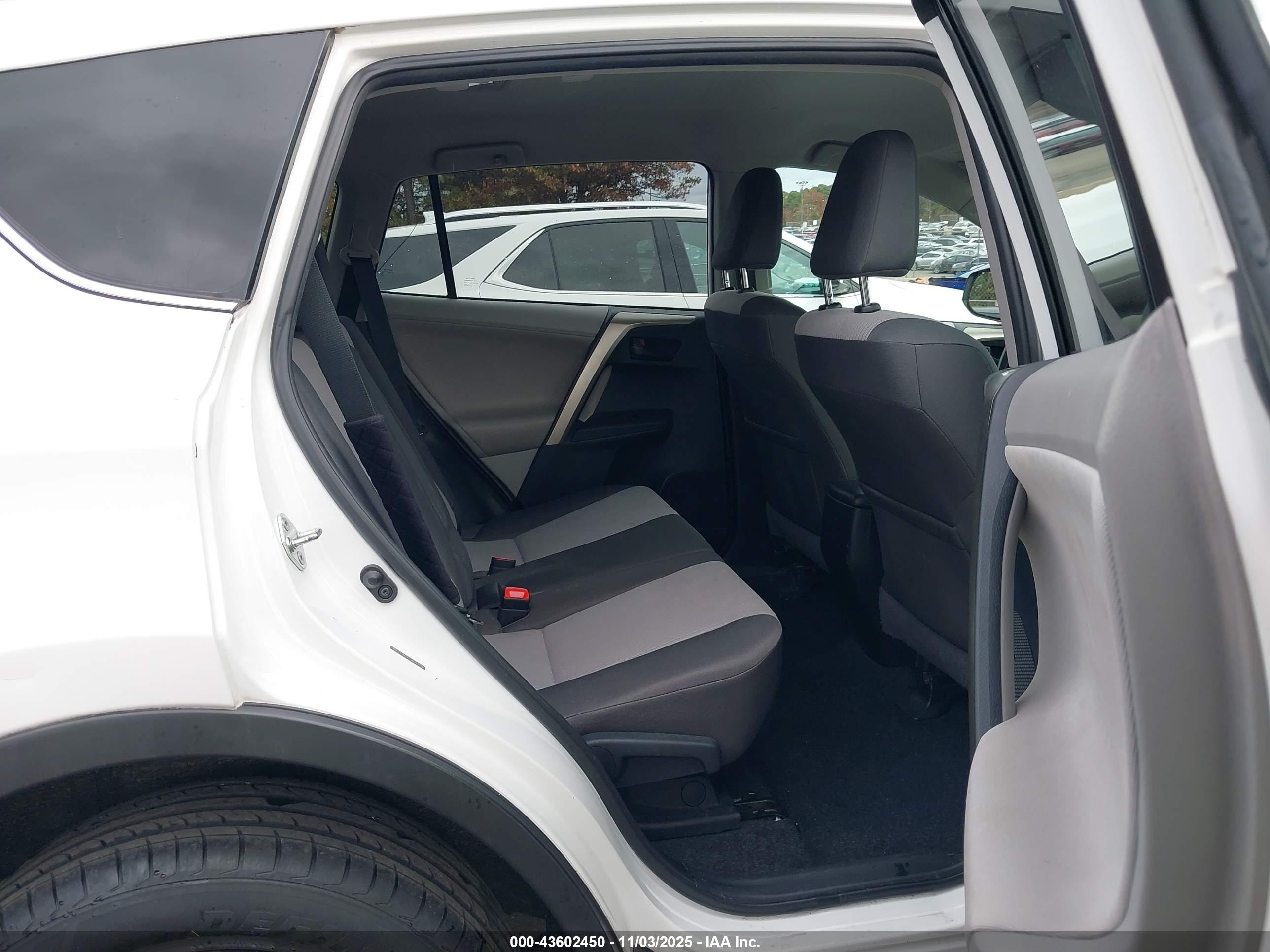 TOYOTA RAV4 image 8