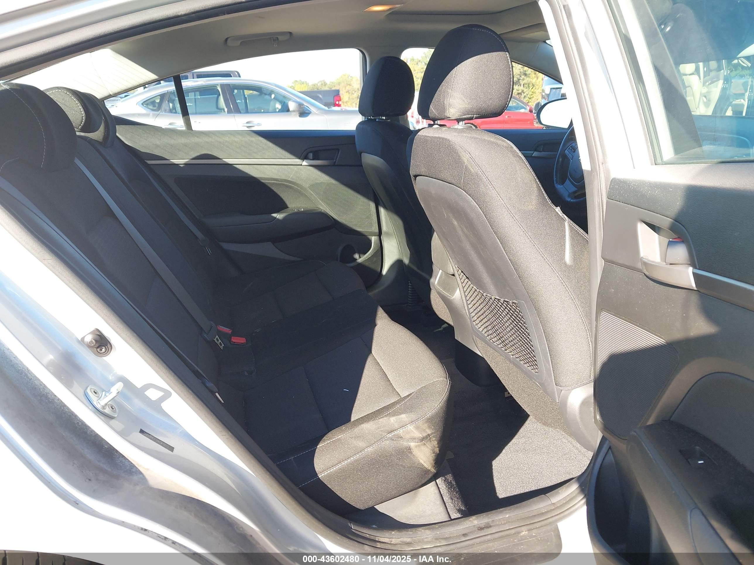 HYUNDAI ELANTRA image 8