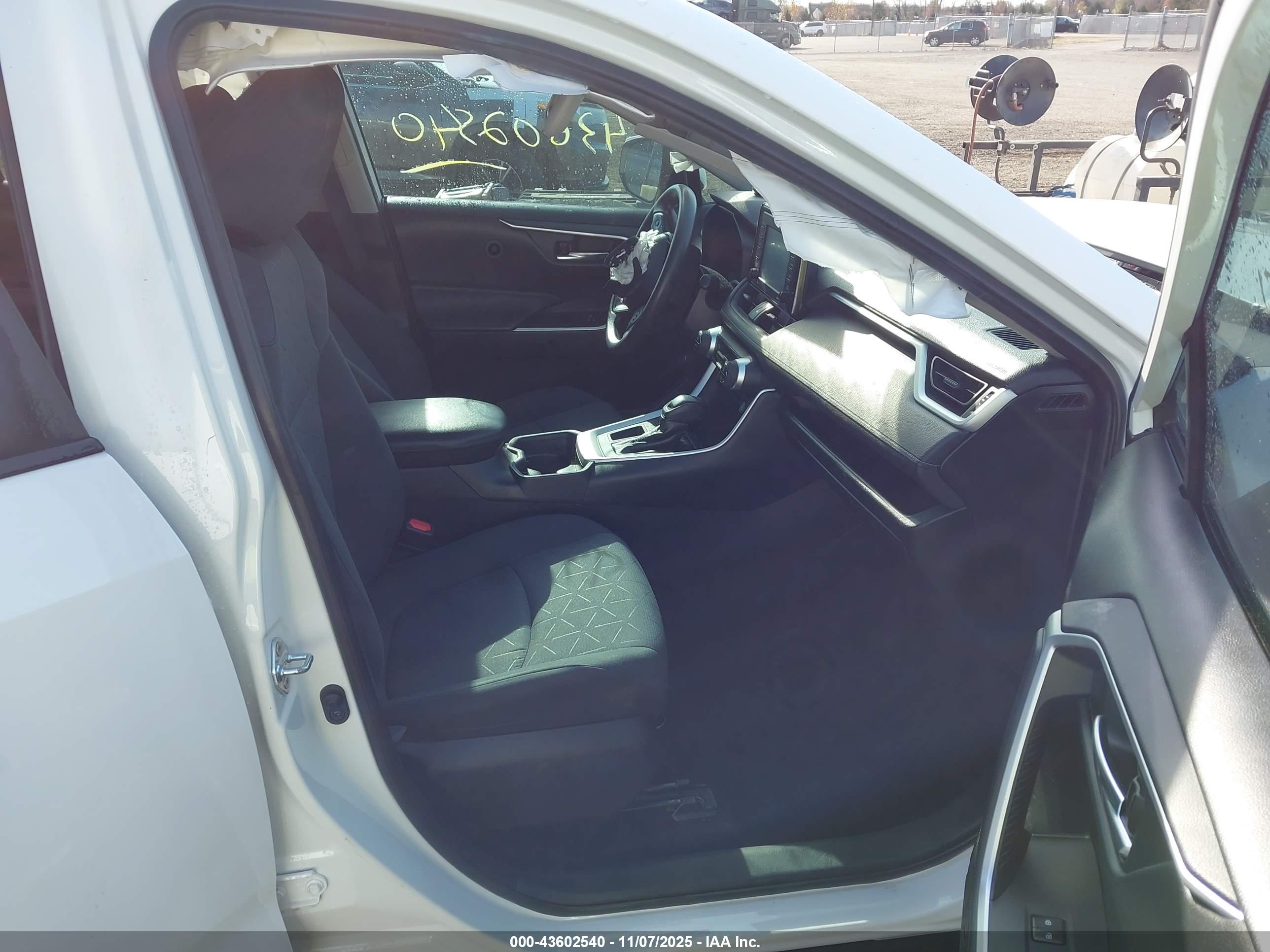 TOYOTA RAV4 image 5