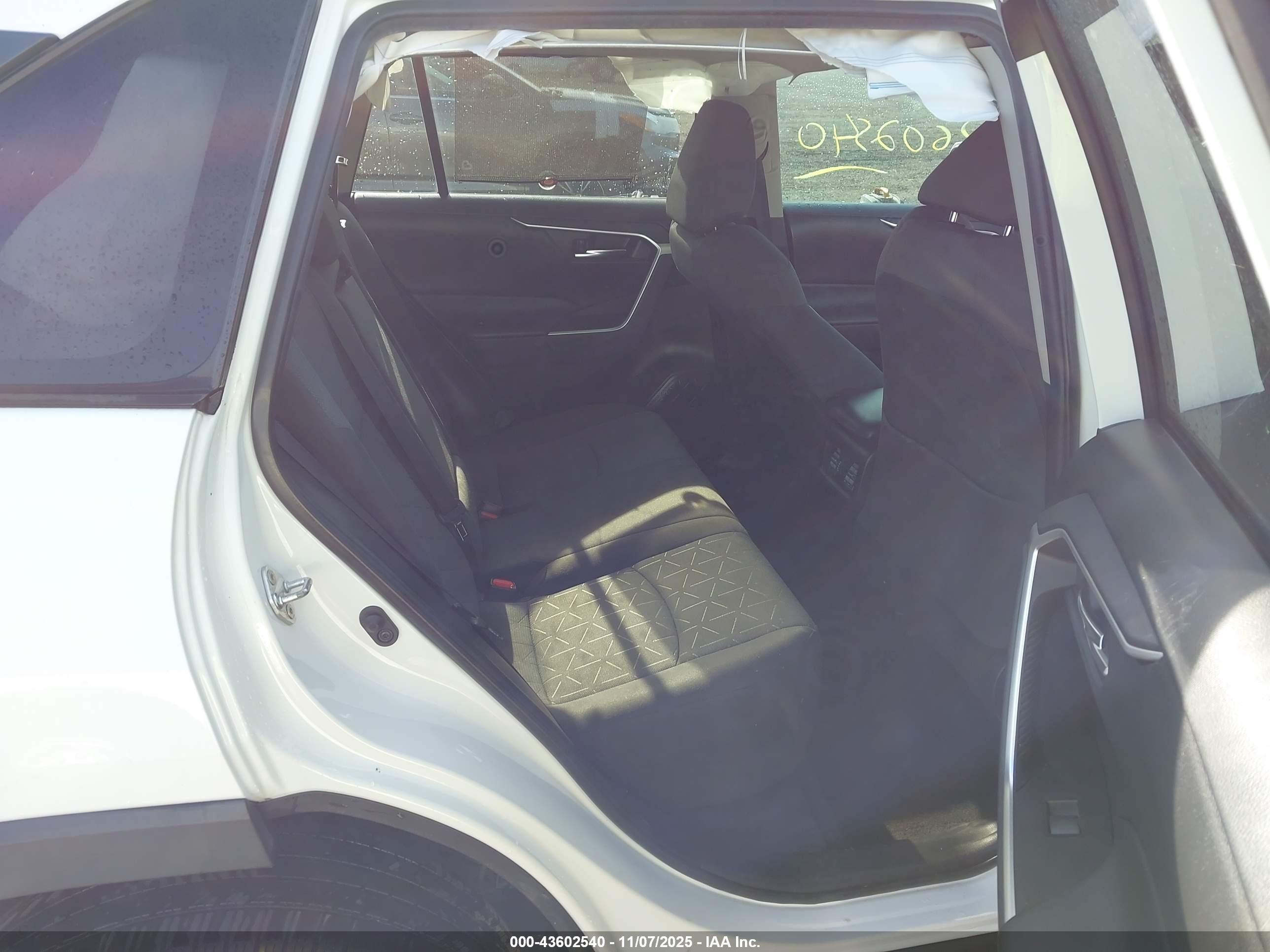 TOYOTA RAV4 image 8