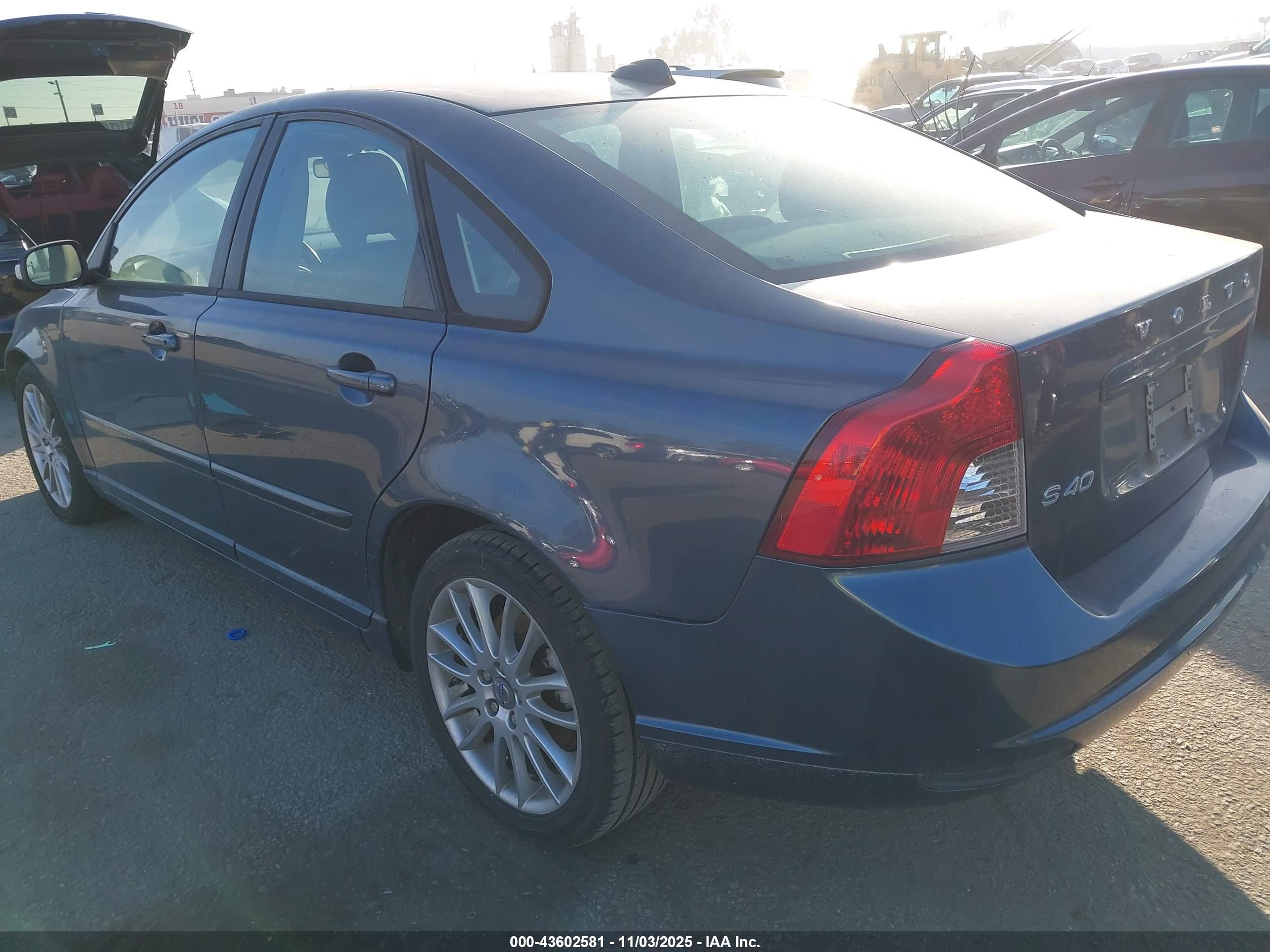 VOLVO S40 image 3