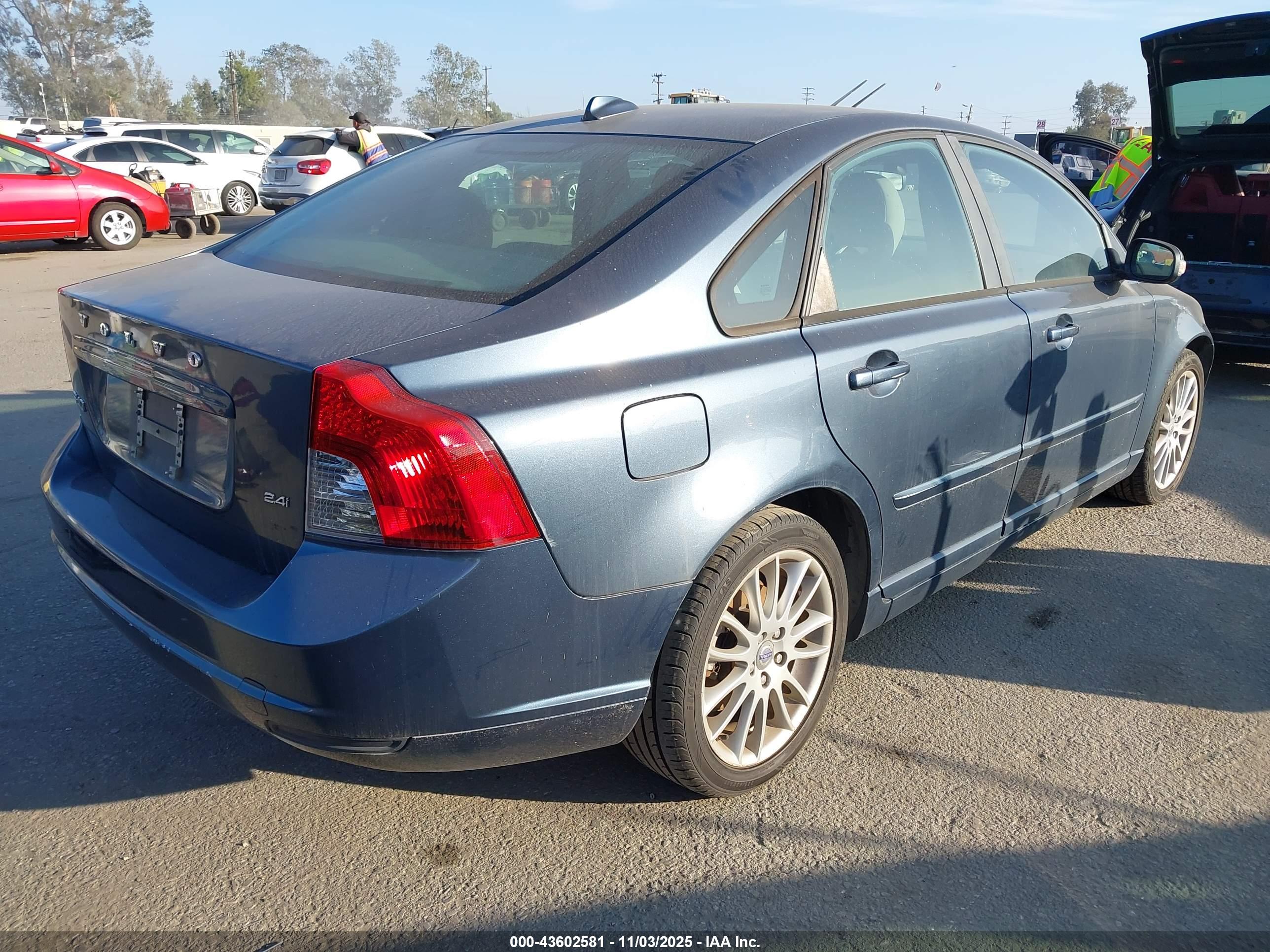 VOLVO S40 image 4